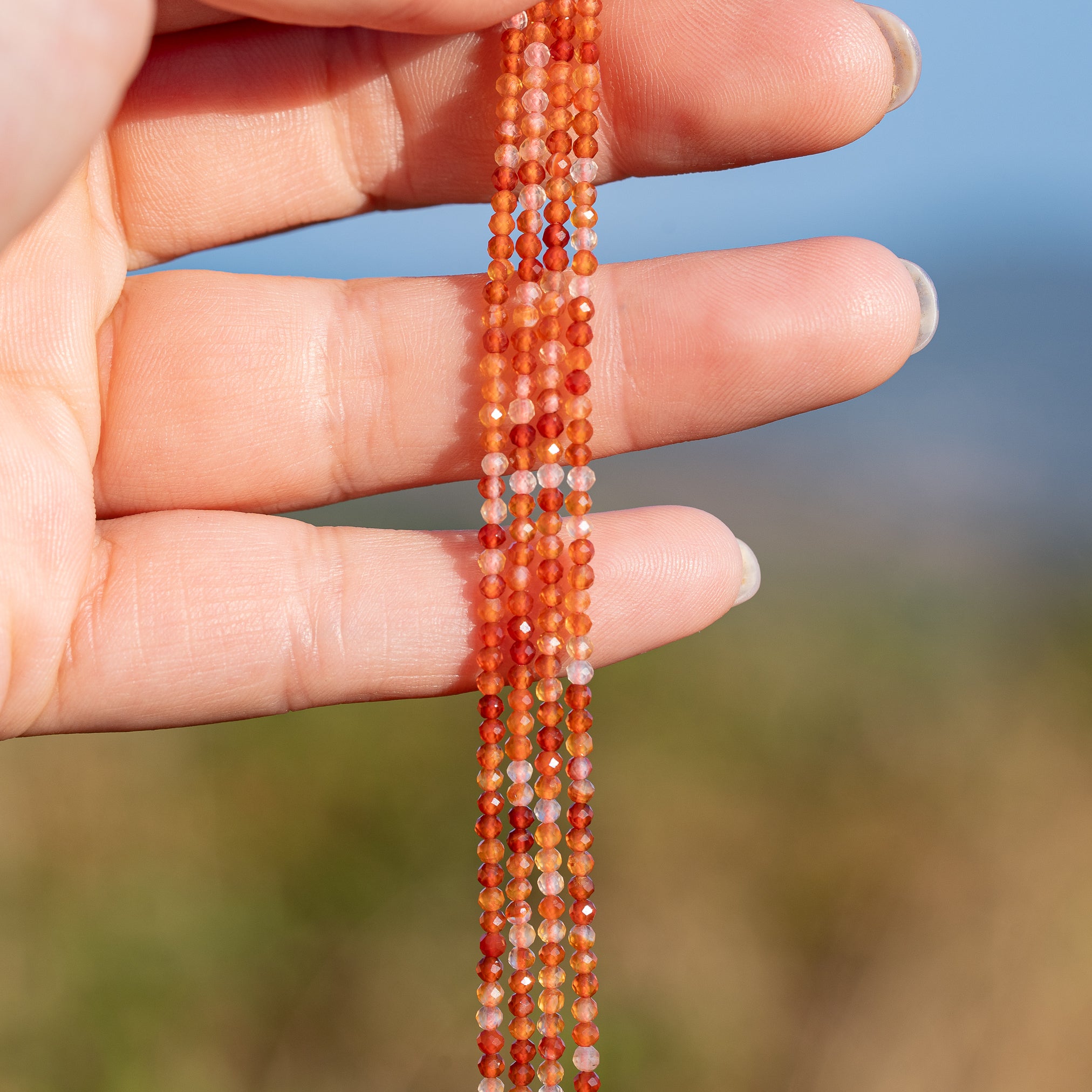 Perles rondes facettes de Cornaline de 2,2 mm ( rang de env 196 perles )
