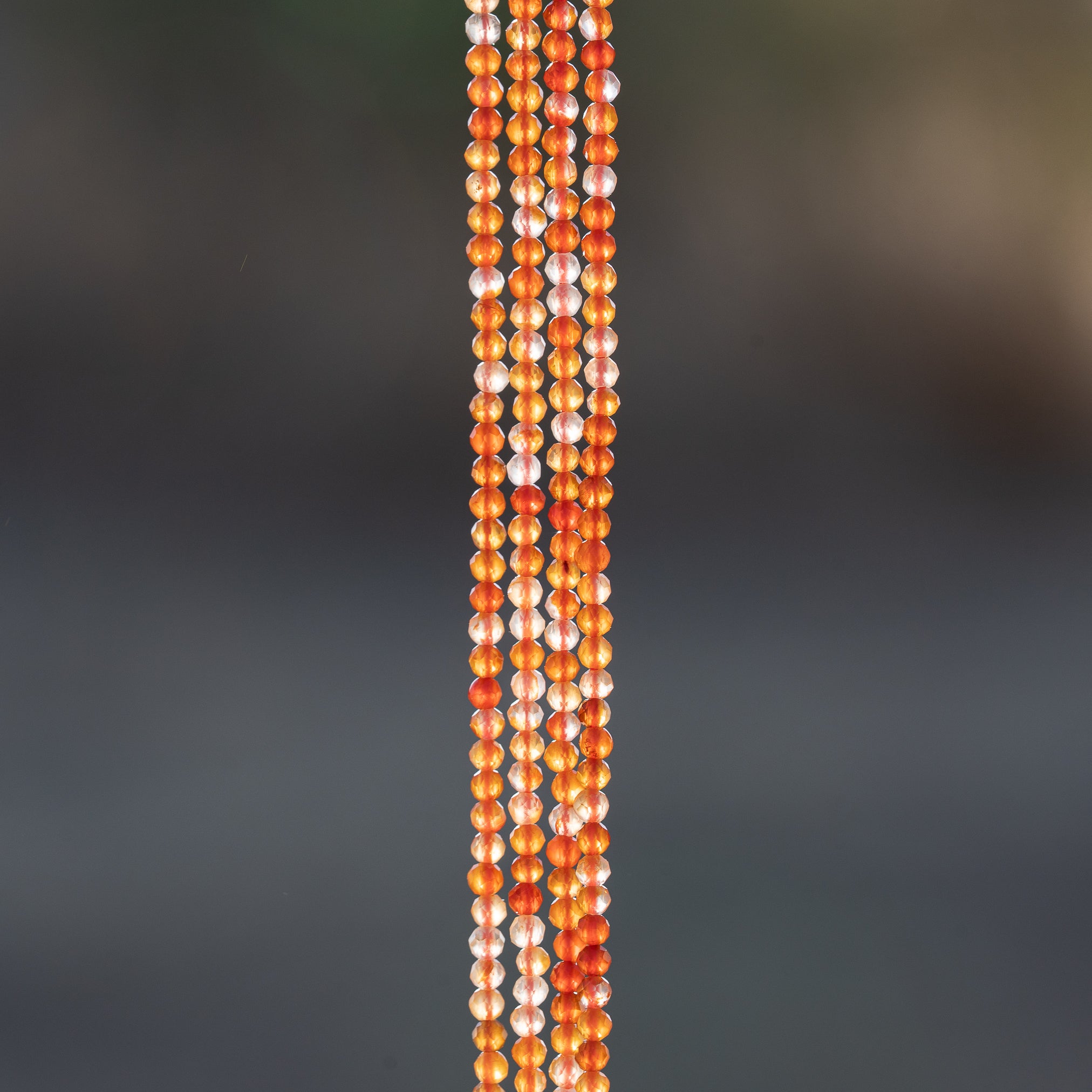 Perles rondes facettes de Cornaline de 2,2 mm ( rang de env 196 perles )