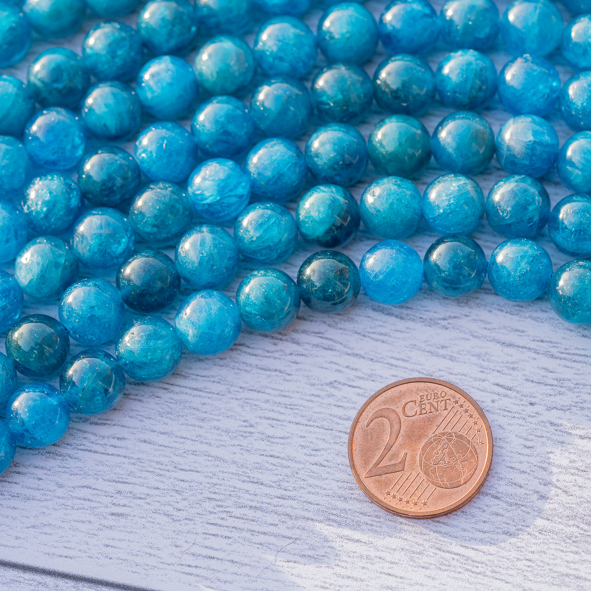 Perles rondes lisses en Apatite bleue grade a de 8,5 mm ( 1/2 rang de env 23 perles )