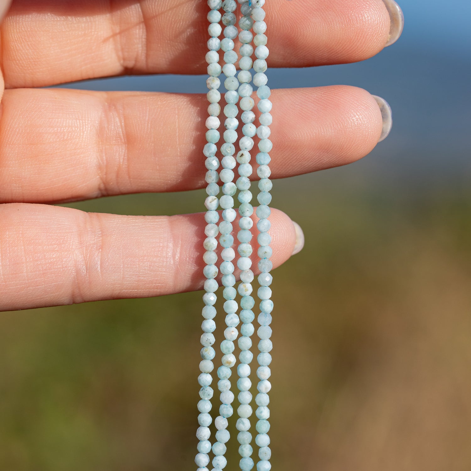 Perles rondes facettes de Larimar de 2,4 mm ( 1/2 rang de env 86 perles )