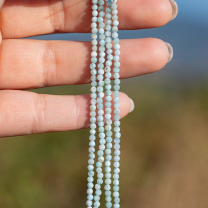 Perles rondes facettes de Larimar de 2,4 mm ( 1/2 rang de env 86 perles )