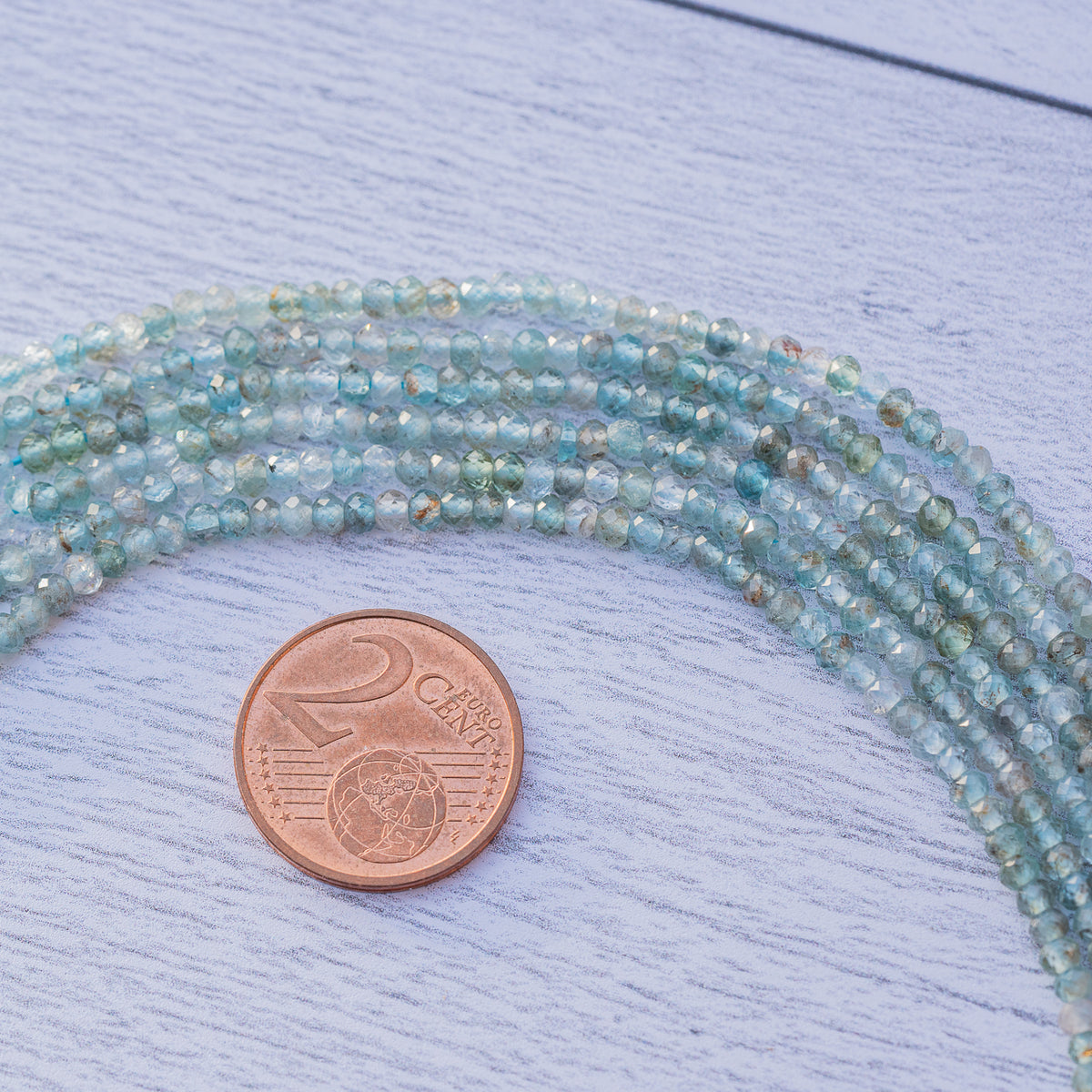 Perles rondelles facettes en Apatite bleue clair de 3 x 2 mm ( rang de env 180 perles )