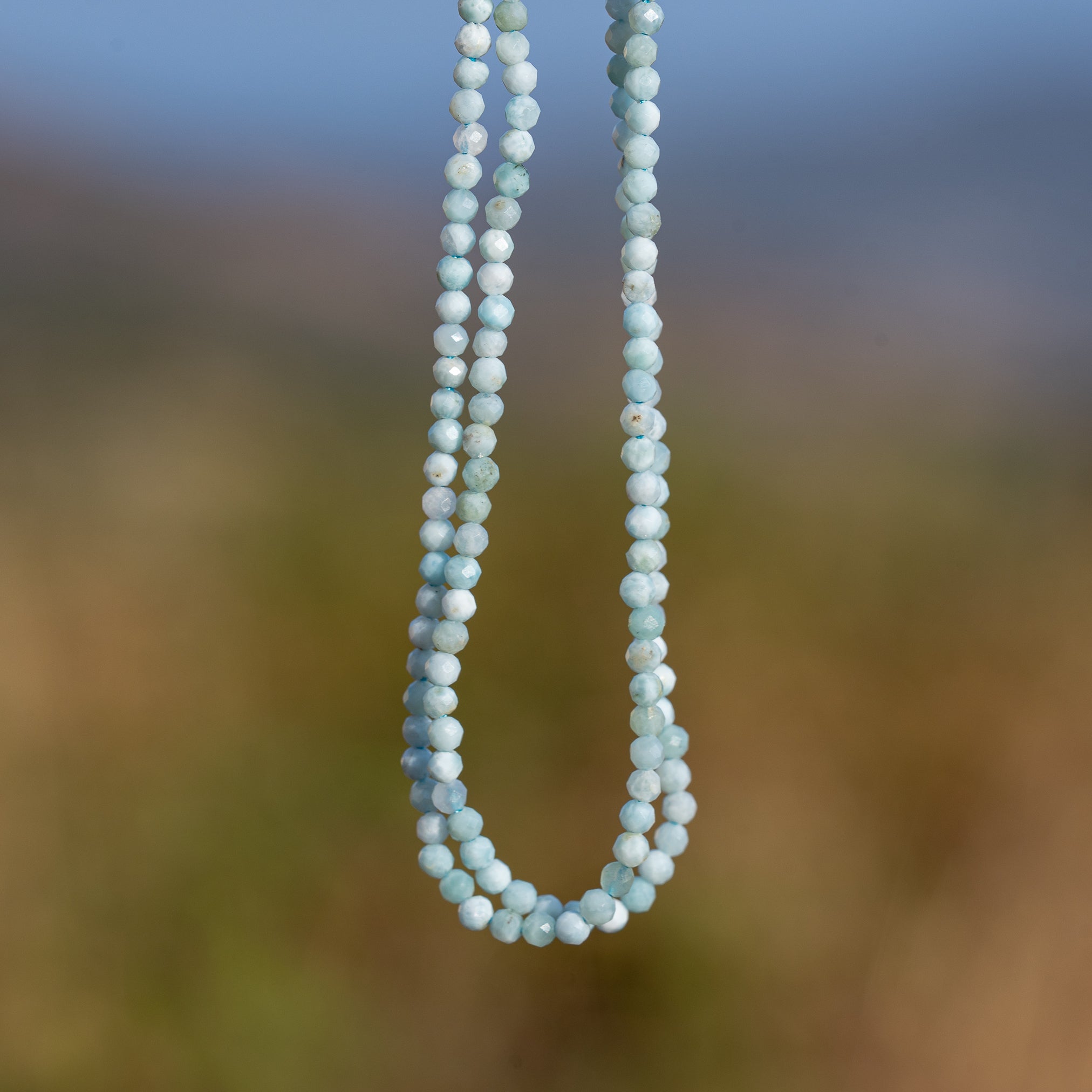 Perles rondes facettes de Larimar de 2,4 mm ( 1/2 rang de env 86 perles )