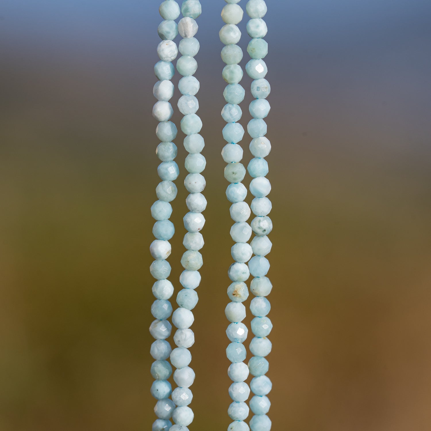 Perles rondes facettes de Larimar de 2,4 mm ( 1/2 rang de env 86 perles )