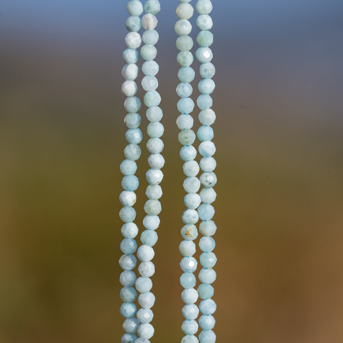 Perles rondes facettes de Larimar de 2,4 mm ( 1/2 rang de env 86 perles )