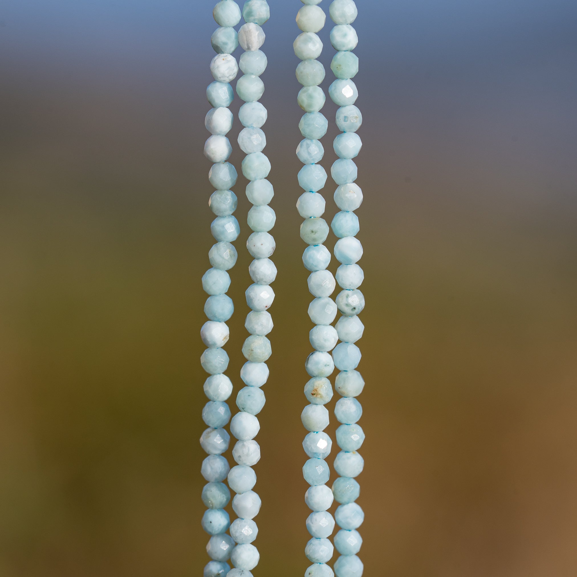 Perles rondes facettes de Larimar de 2,4 mm ( 1/2 rang de env 86 perles )
