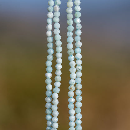 Perles rondes facettes de Larimar de 2,4 mm ( 1/2 rang de env 86 perles )