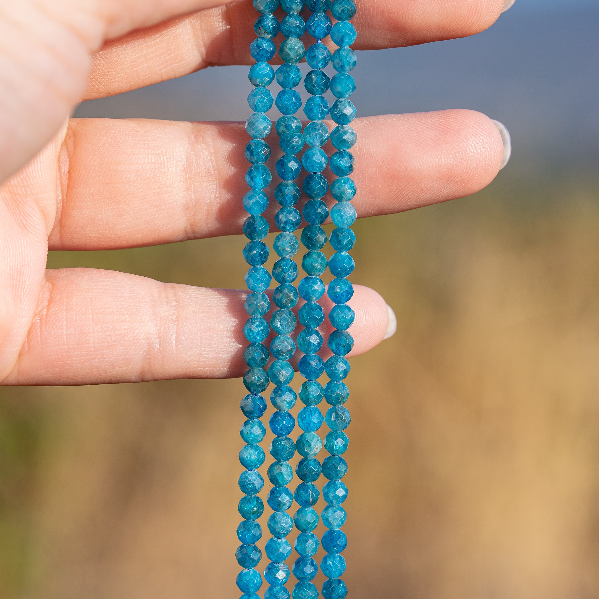 Perles rondes facettes en Apatite bleue de 4 mm ( rang de env 98 perles )