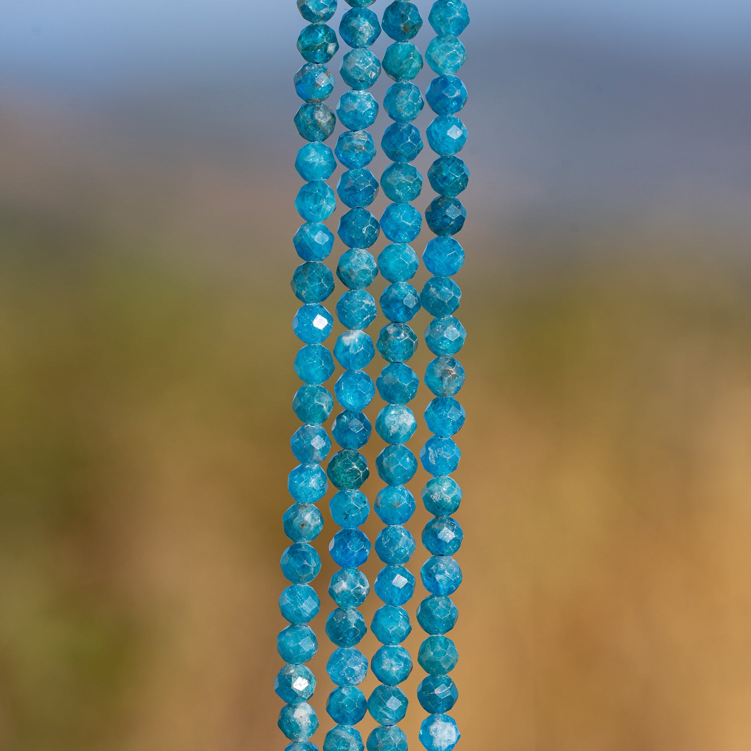 Perles rondes facettes en Apatite bleue de 4 mm ( rang de env 98 perles )