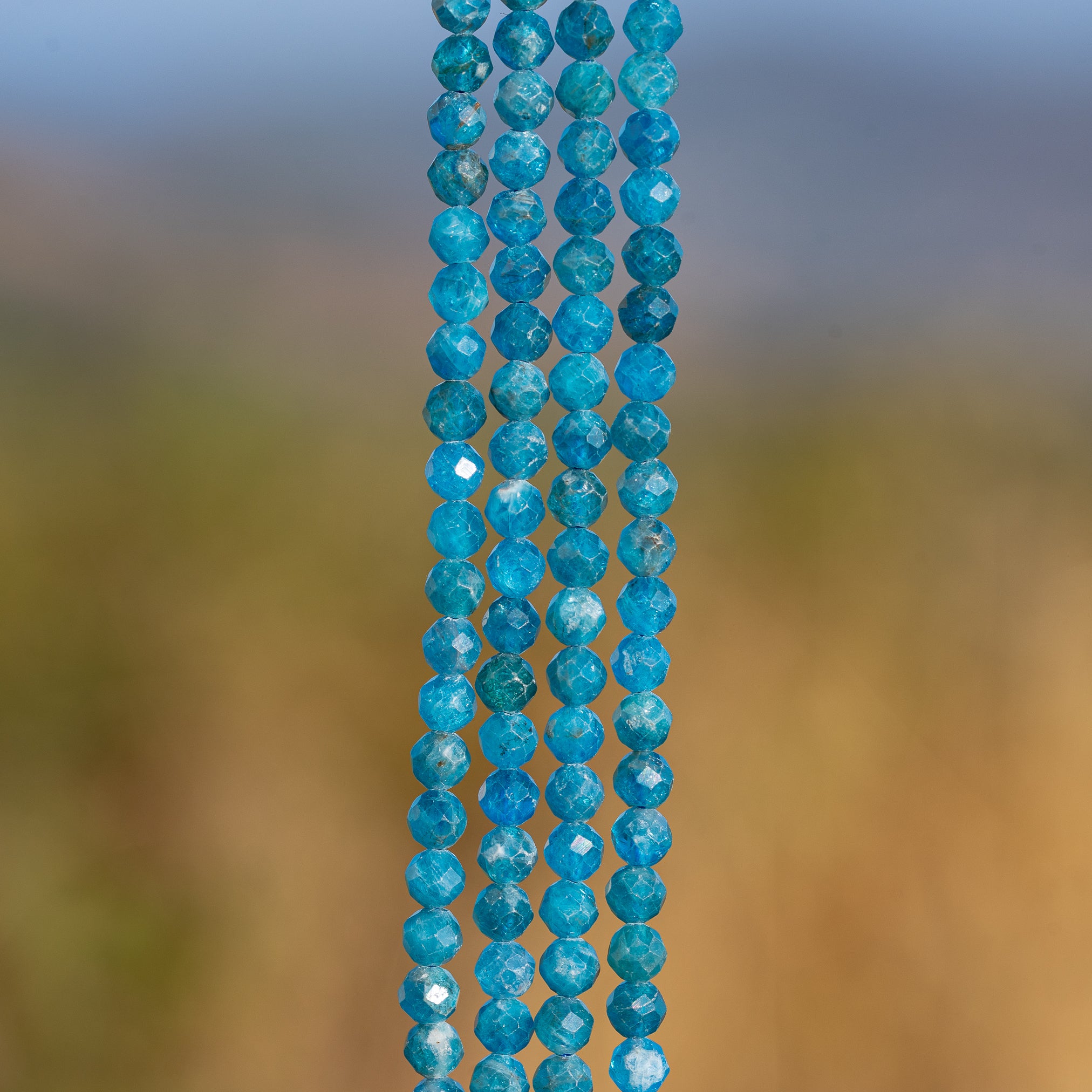 Perles rondes facettes en Apatite bleue de 4 mm ( rang de env 98 perles )