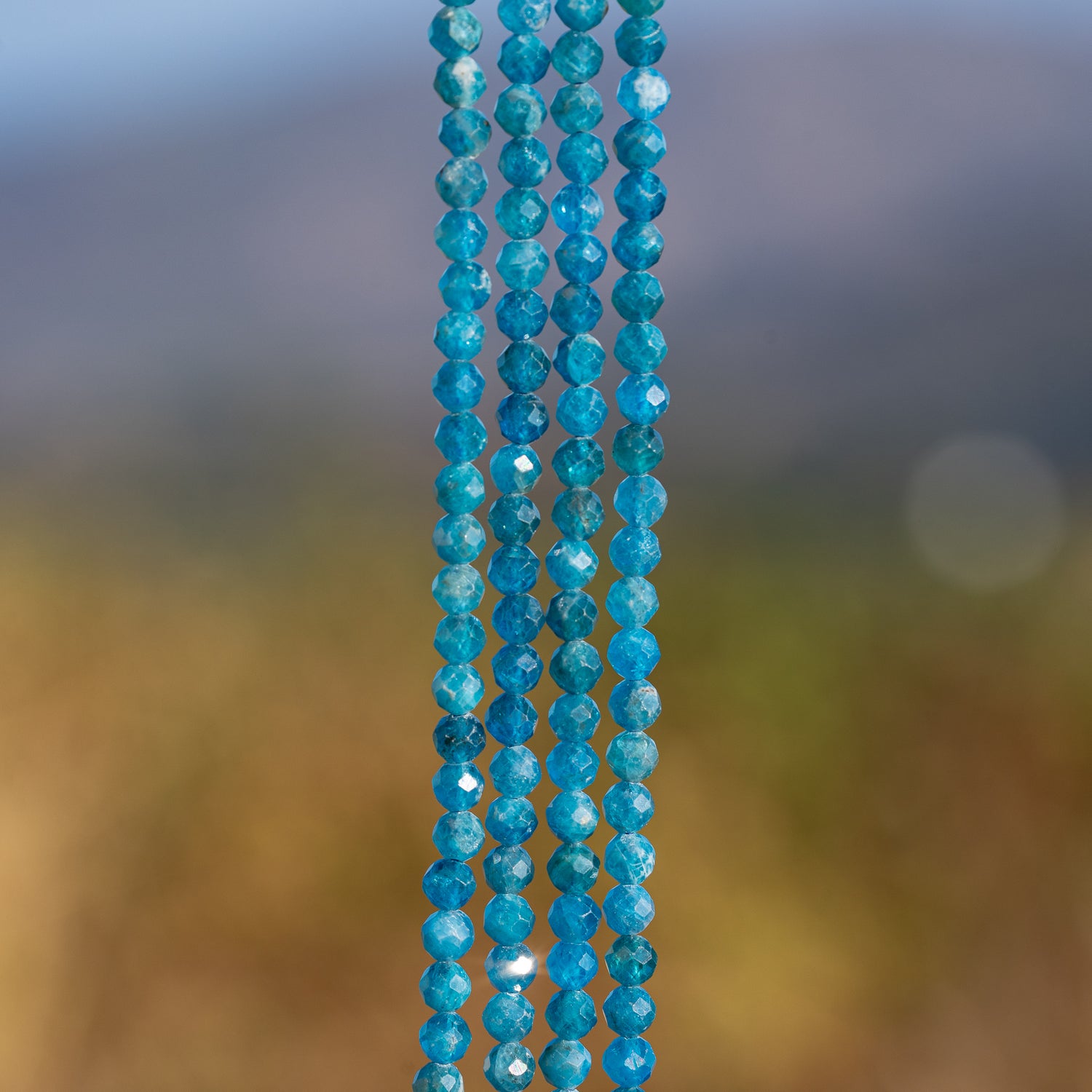 Perles rondes facettes en Apatite bleue de 4 mm ( rang de env 98 perles )