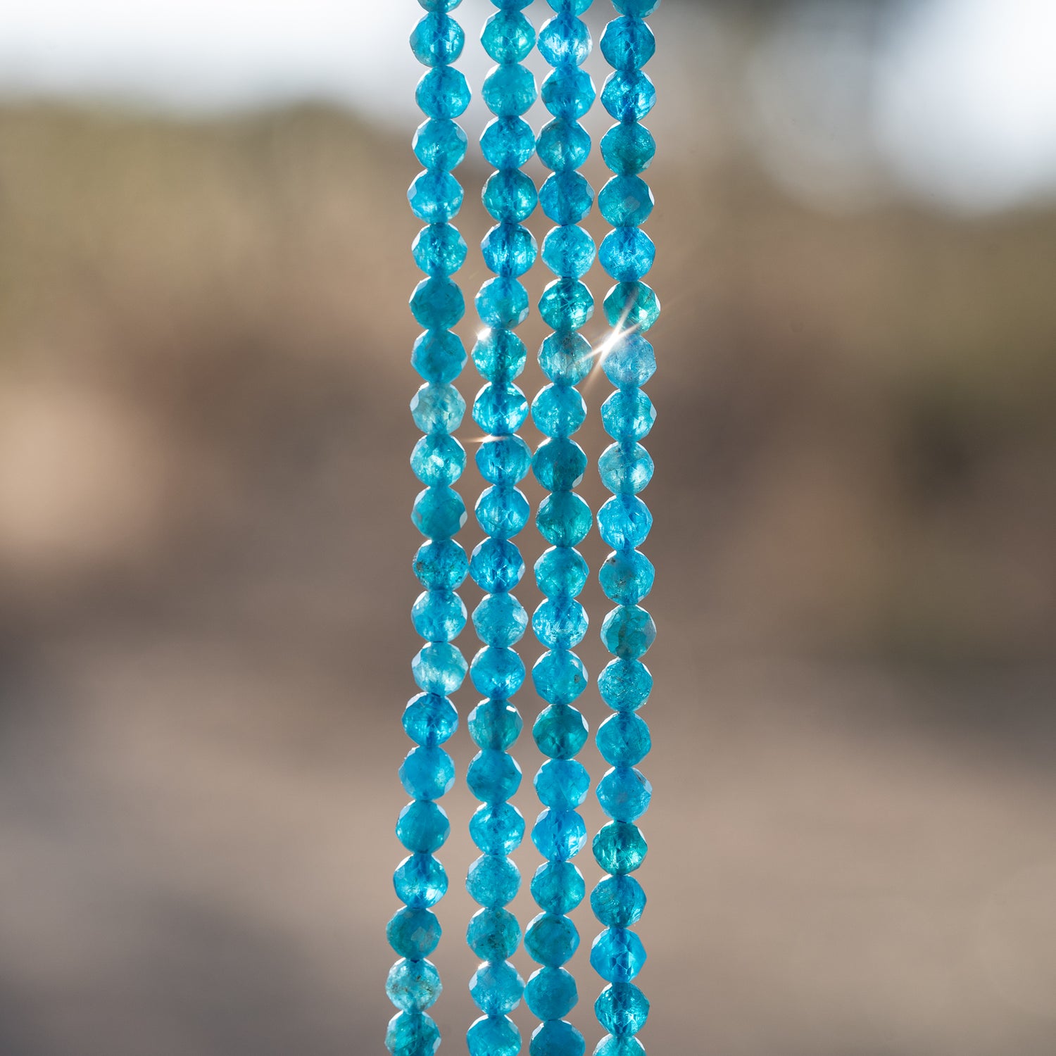 Perles rondes facettes en Apatite bleue de 4 mm ( rang de env 98 perles )