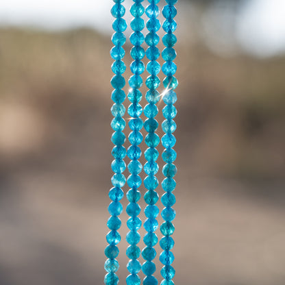 Perles rondes facettes en Apatite bleue de 4 mm ( rang de env 98 perles )