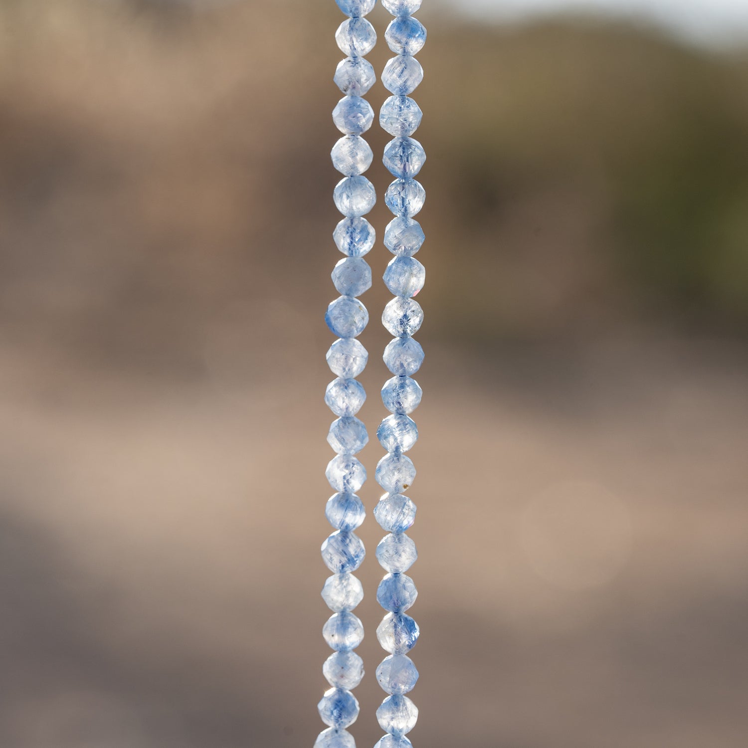 Perles rondes facettes de Cyanite bleue glacier de 4,3 mm ( 1/2 rang de env 47 perles )