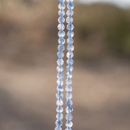 Perles rondes facettes de Cyanite bleue glacier de 4,3 mm ( 1/2 rang de env 47 perles )