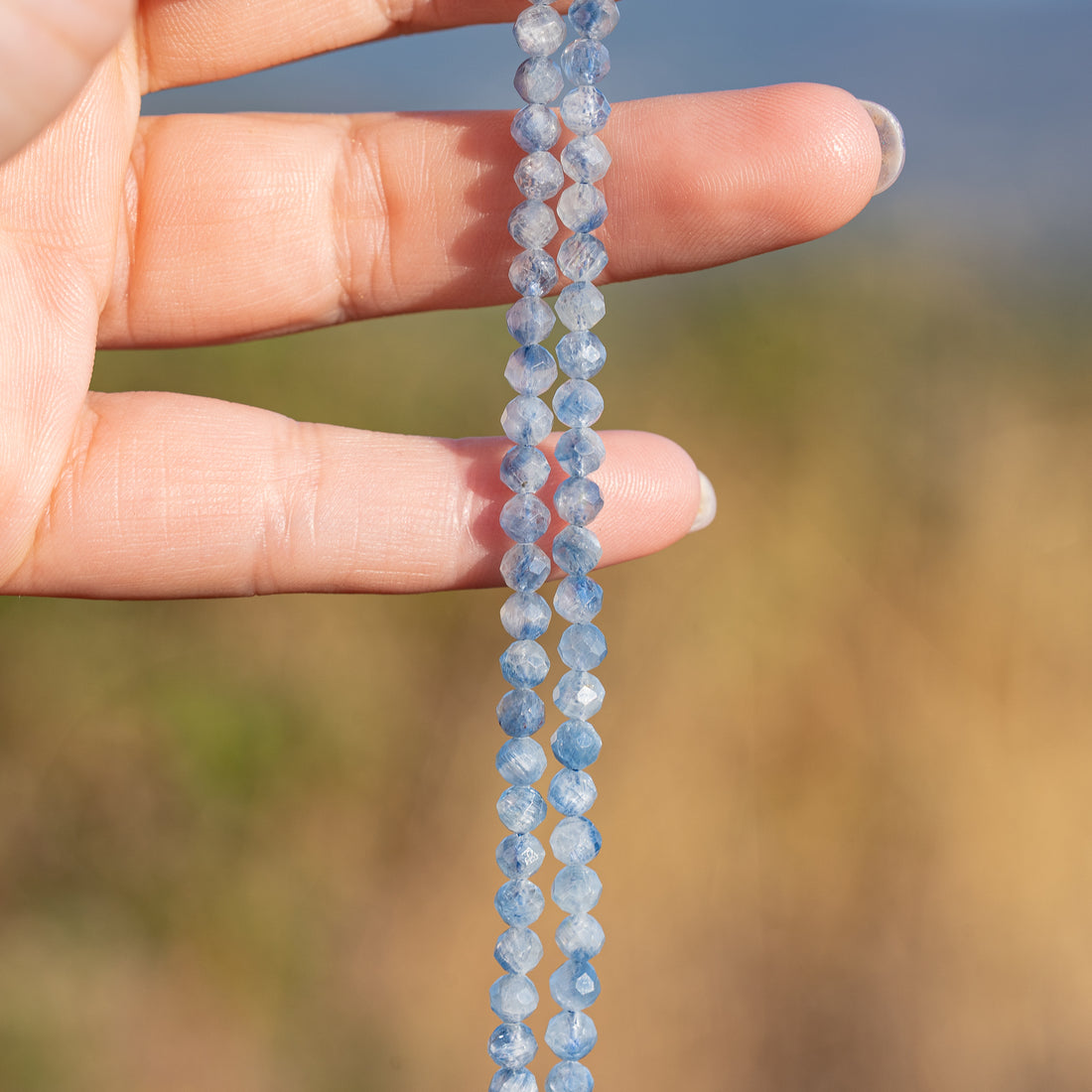 Perles rondes facettes de Cyanite bleue glacier de 4,3 mm ( 1/2 rang de env 47 perles )