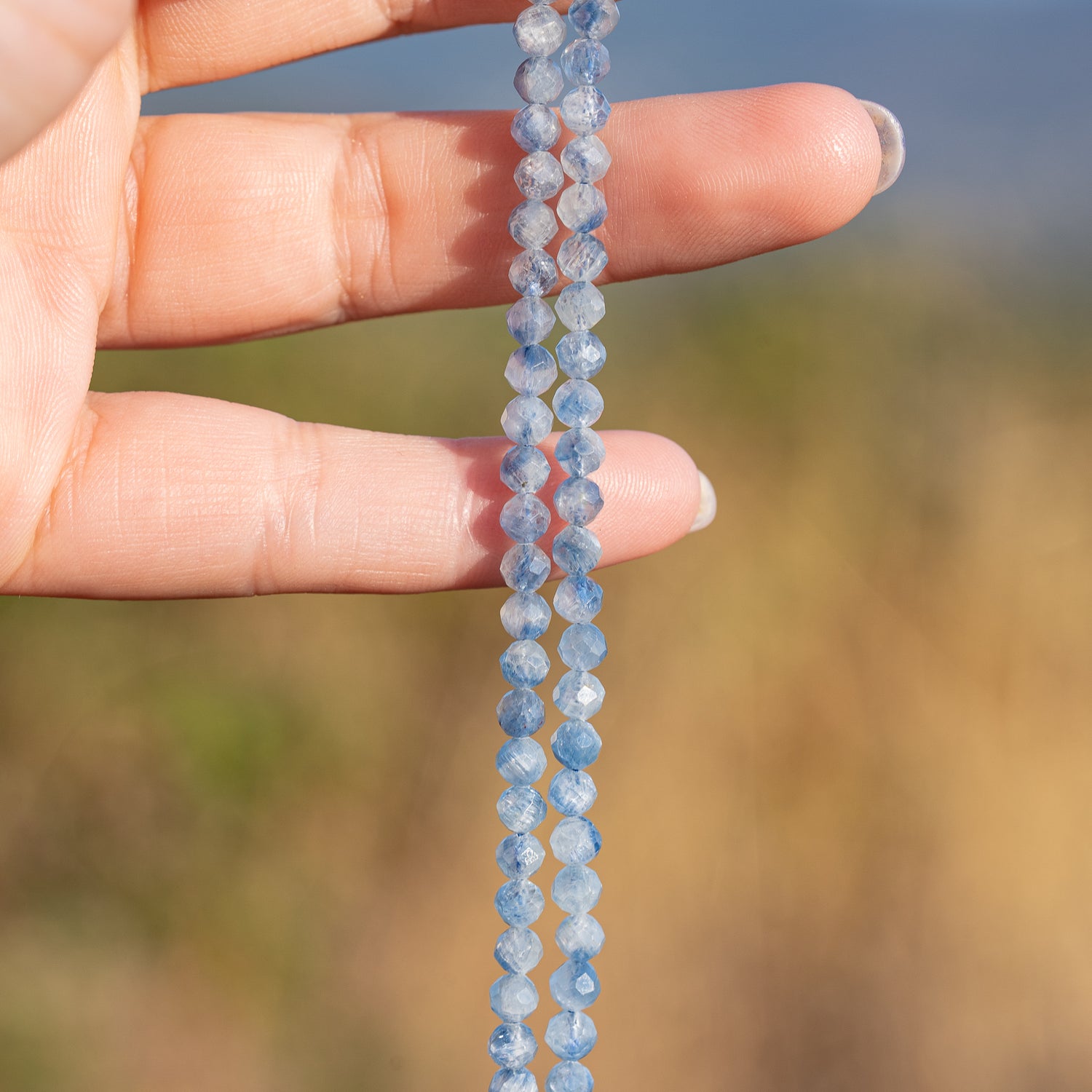 Perles rondes facettes de Cyanite bleue glacier de 4,3 mm ( 1/2 rang de env 47 perles )