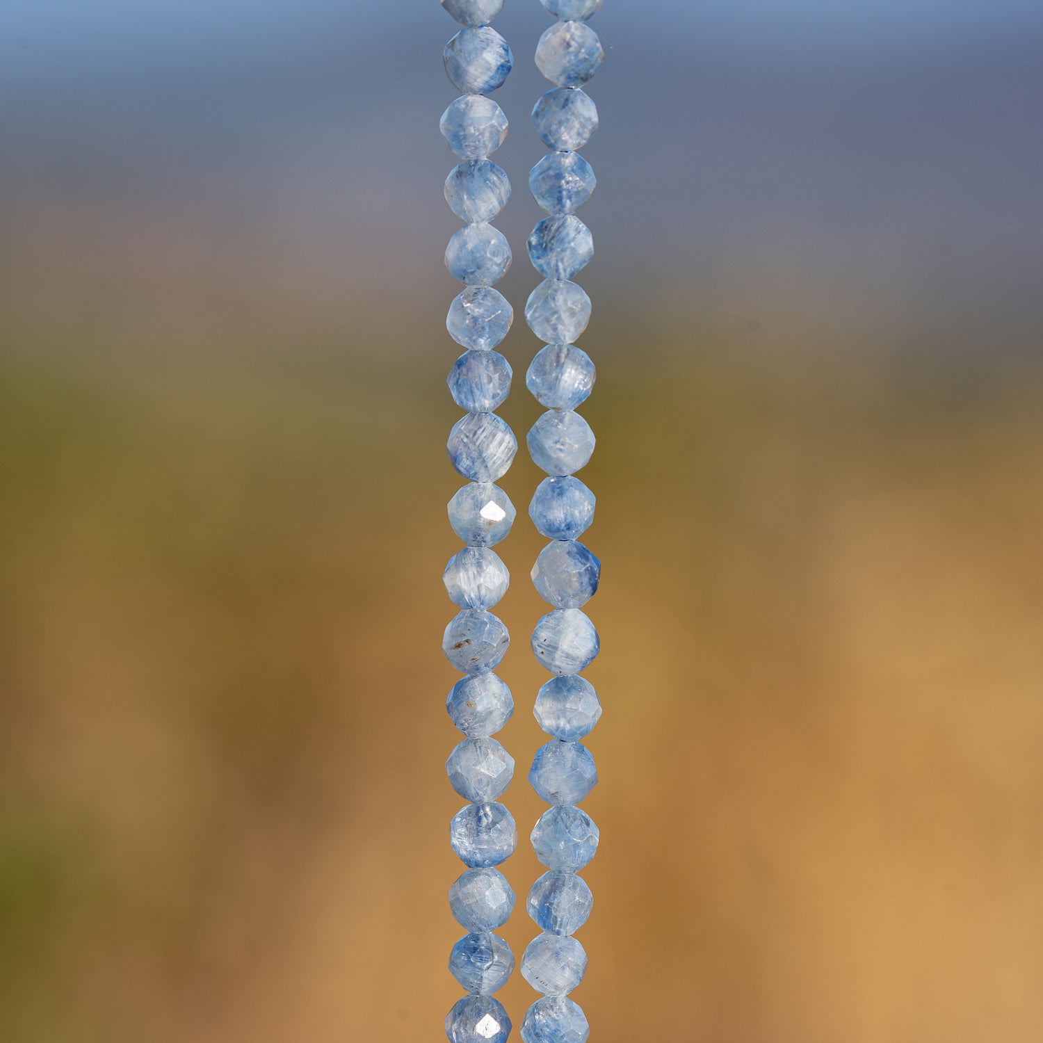 Perles rondes facettes de Cyanite bleue glacier de 4,3 mm ( 1/2 rang de env 47 perles )
