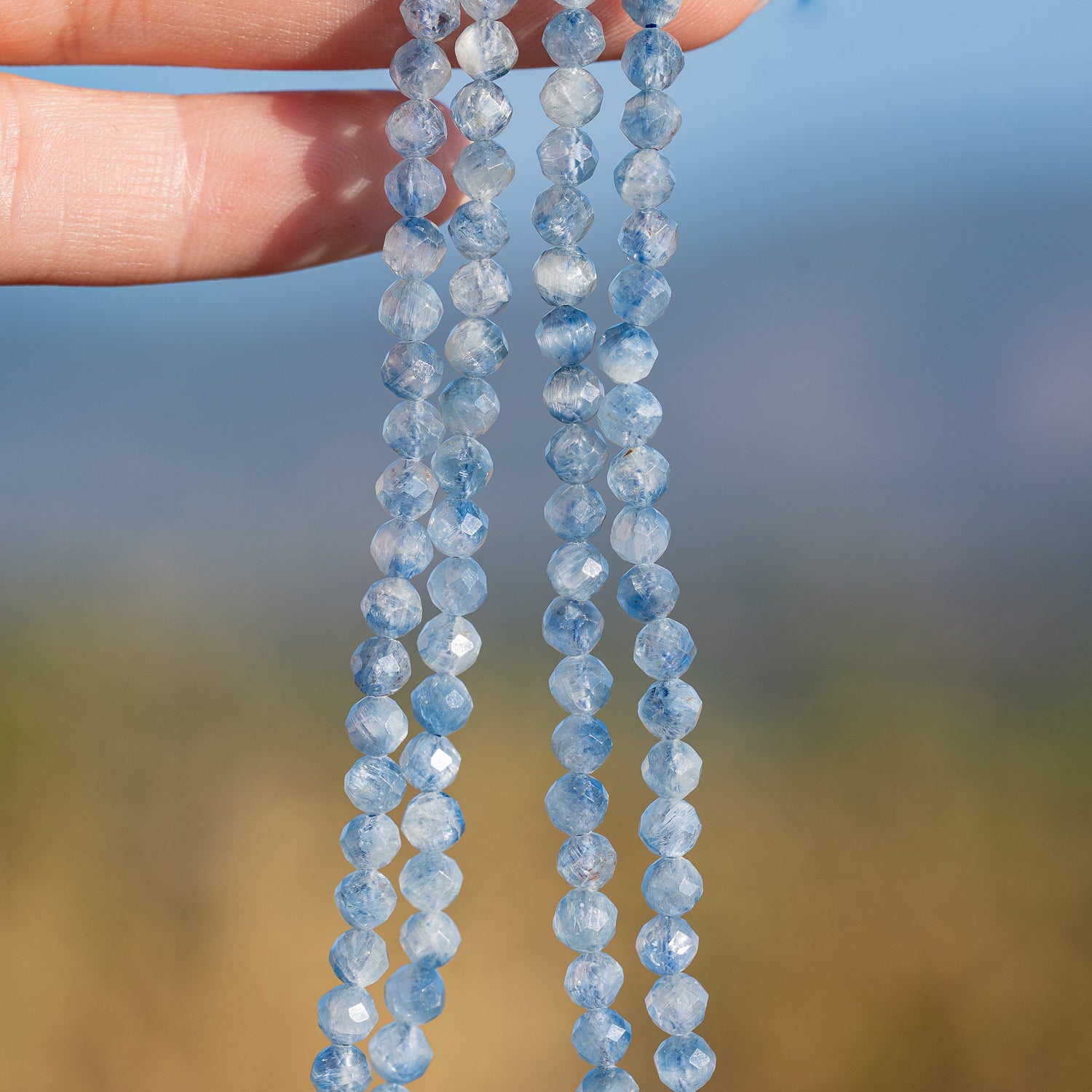Perles rondes facettes de Cyanite bleue glacier de 4,3 mm ( 1/2 rang de env 47 perles )
