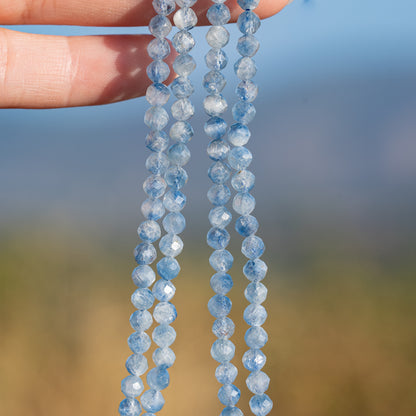 Perles rondes facettes de Cyanite bleue glacier de 4,3 mm ( 1/2 rang de env 47 perles )
