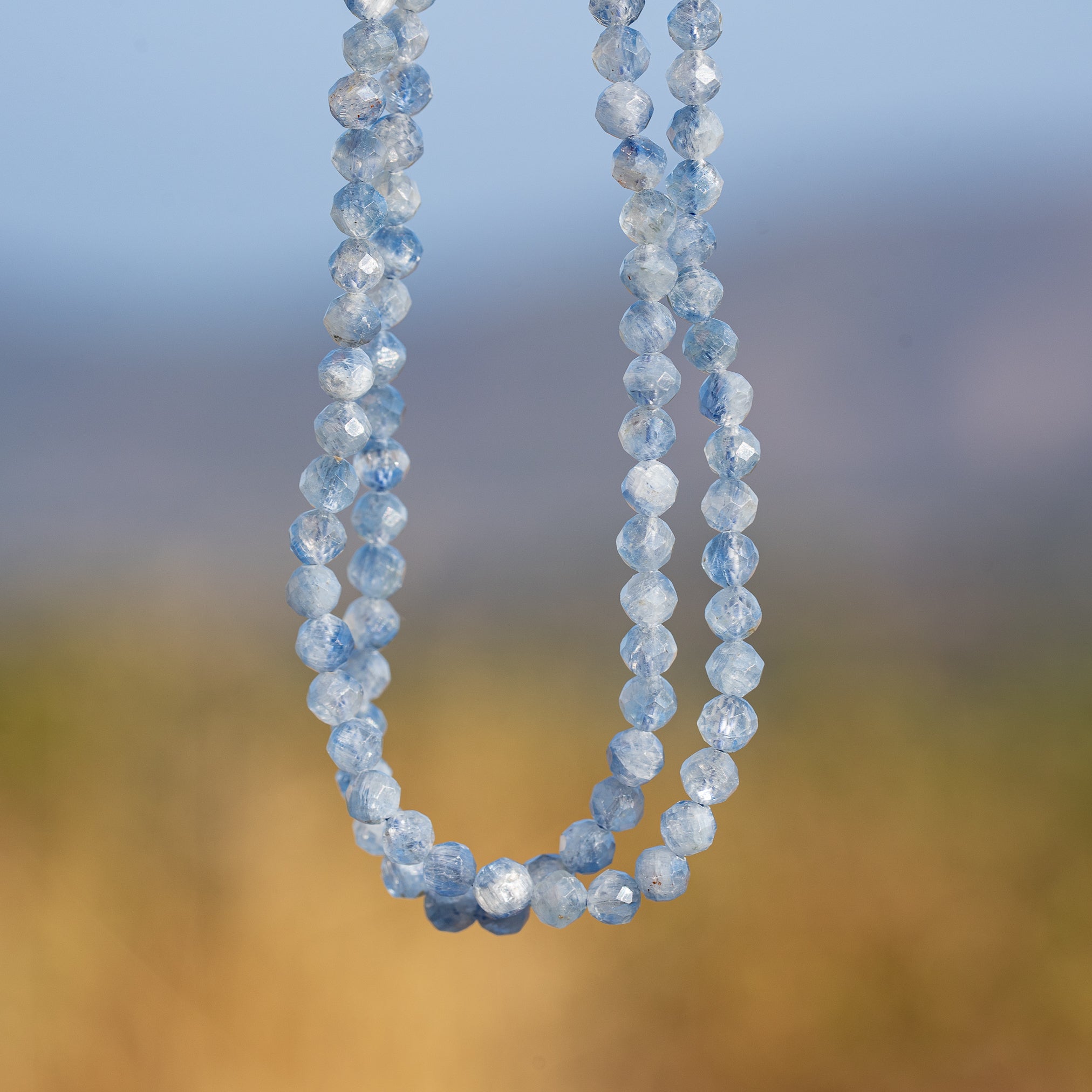 Perles rondes facettes de Cyanite bleue glacier de 4,3 mm ( 1/2 rang de env 47 perles )