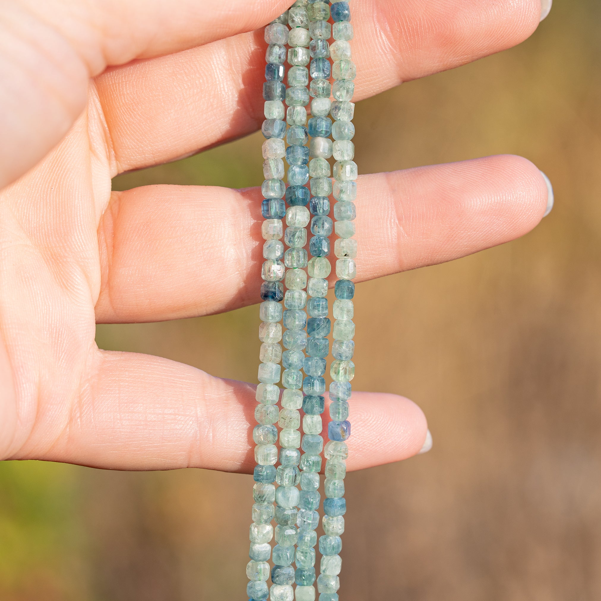 Perles cubes facettes de Cyanite verte/bleue de 3,2 mm ( 1/2 rang de env 68 perles )
