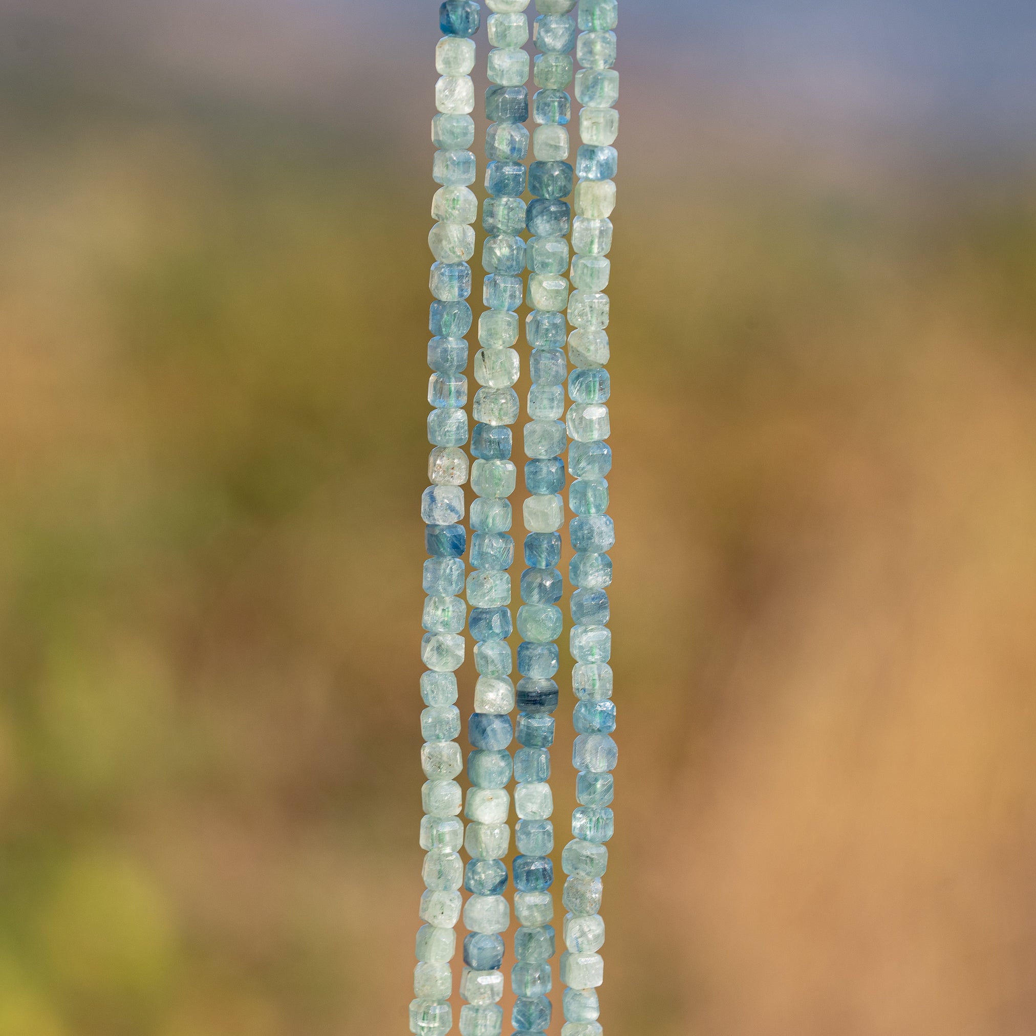 Perles cubes facettes de Cyanite verte/bleue de 3,2 mm ( 1/2 rang de env 68 perles )