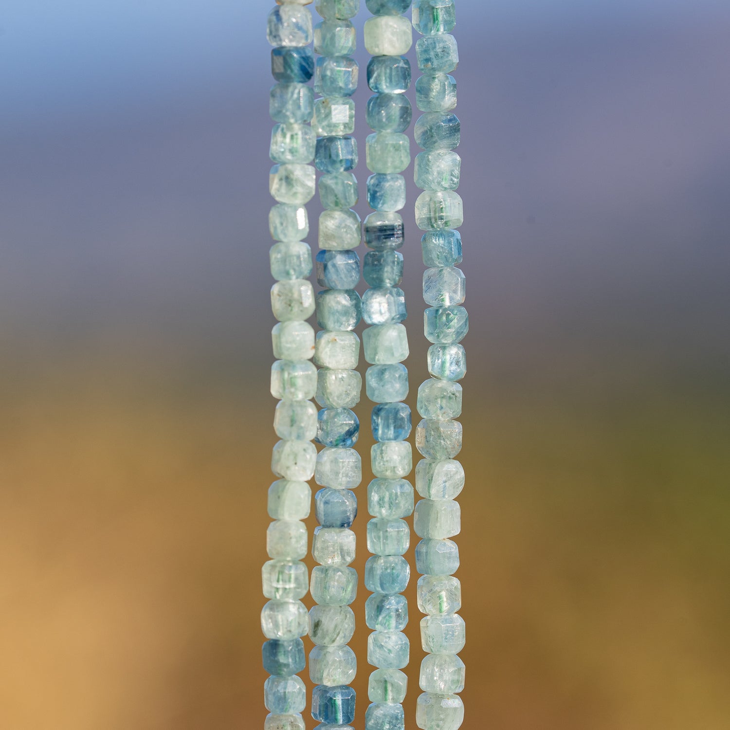 Perles cubes facettes de Cyanite verte/bleue de 3,2 mm ( 1/2 rang de env 68 perles )