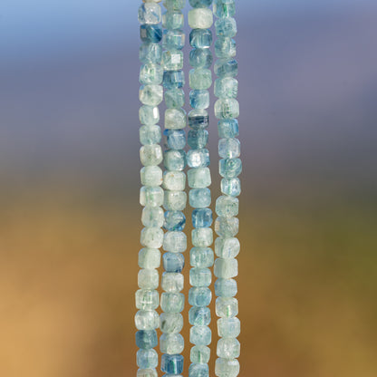 Perles cubes facettes de Cyanite verte/bleue de 3,2 mm ( 1/2 rang de env 68 perles )