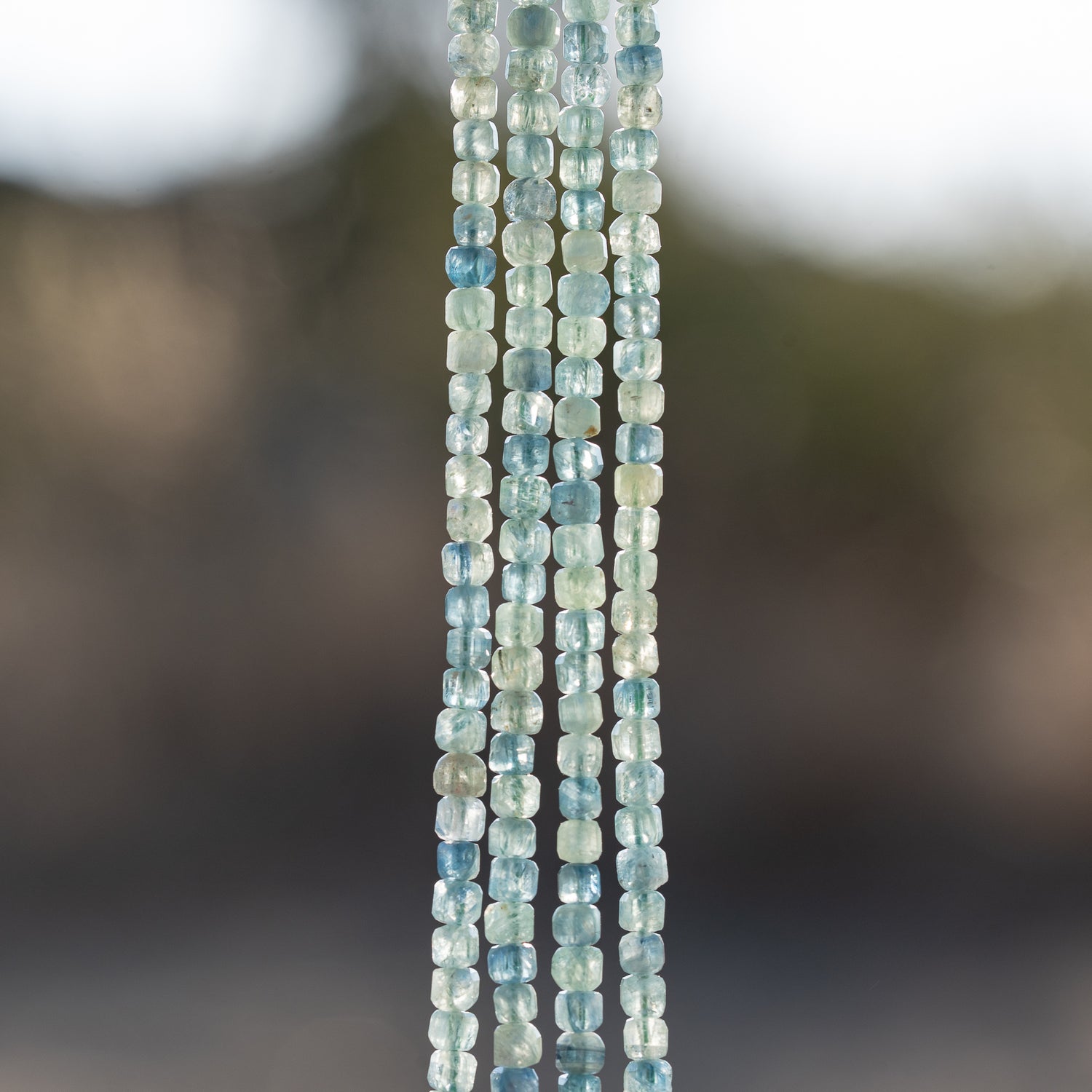 Perles cubes facettes de Cyanite verte/bleue de 3,2 mm ( 1/2 rang de env 68 perles )