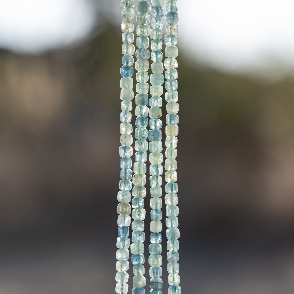 Perles cubes facettes de Cyanite verte/bleue de 3,2 mm ( 1/2 rang de env 68 perles )