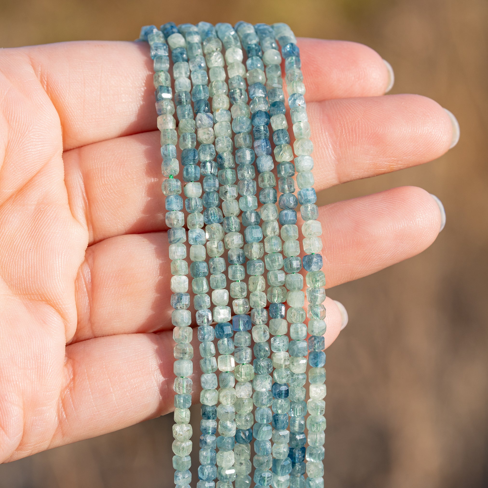 Perles cubes facettes de Cyanite verte/bleue de 3,2 mm ( 1/2 rang de env 68 perles )