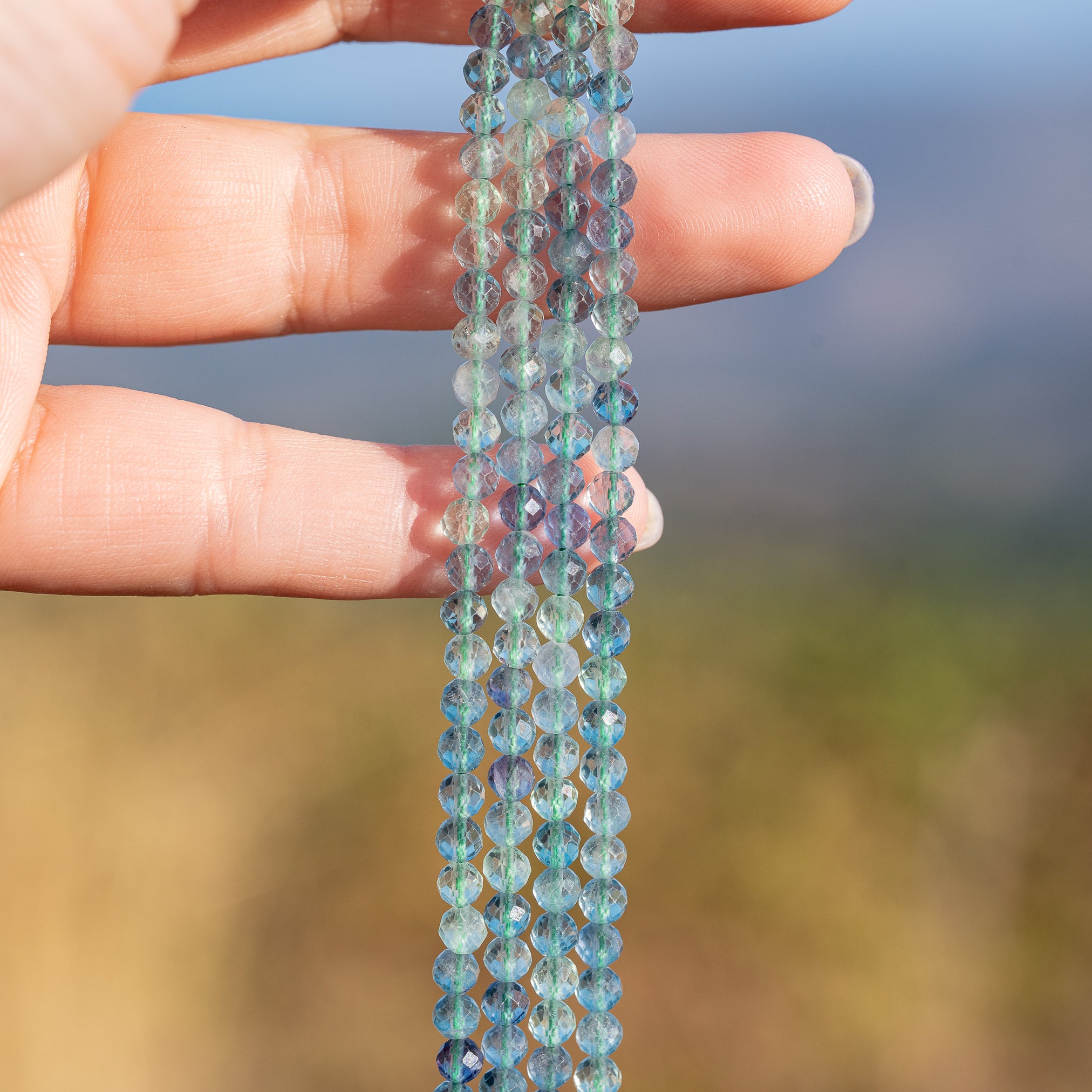 Perles rondes facettes de Fluorite verte/bleue de 4 mm ( rang de env 100 perles )