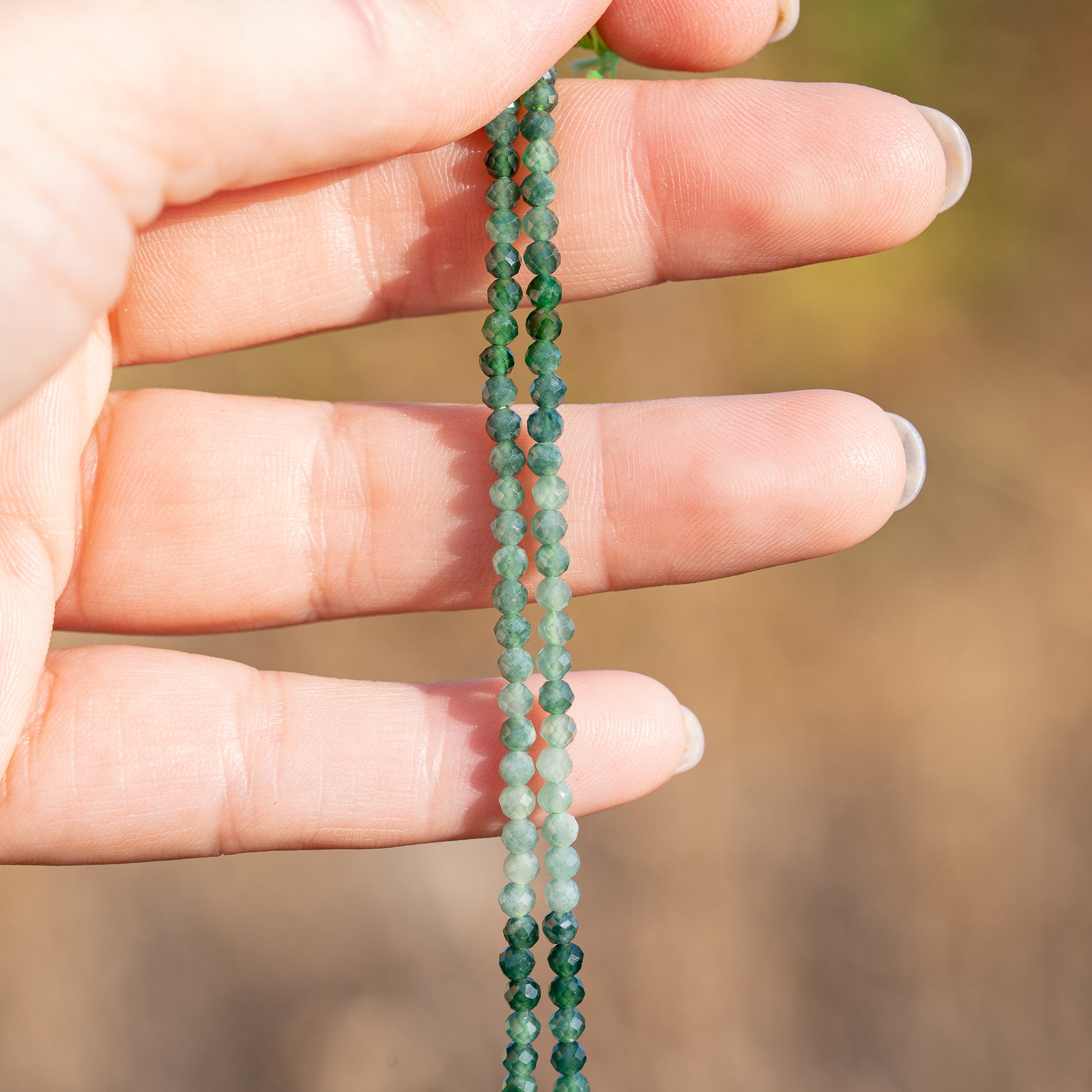 Perles rondes facettes de Jadeite de 3 mm ( rang de env 140 perles )