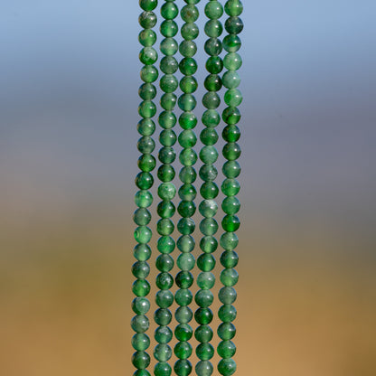 Perles rondes lisses de Jadeite de 2,4 mm ( rang de env 168 perles )