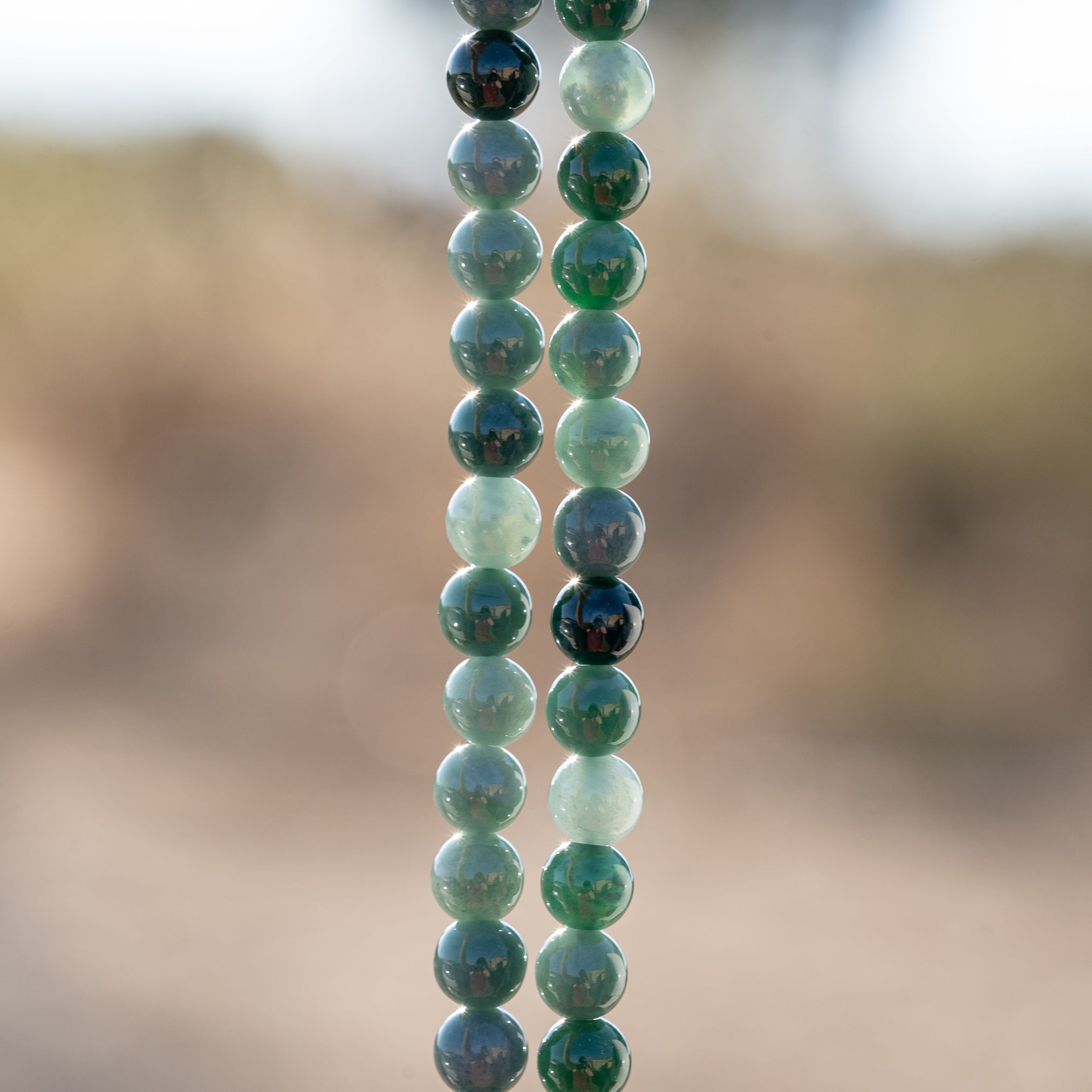 Perles rondes lisses de Jadeite sarcelle de 6,3 mm ( 1/2 rang de env 32 perles )