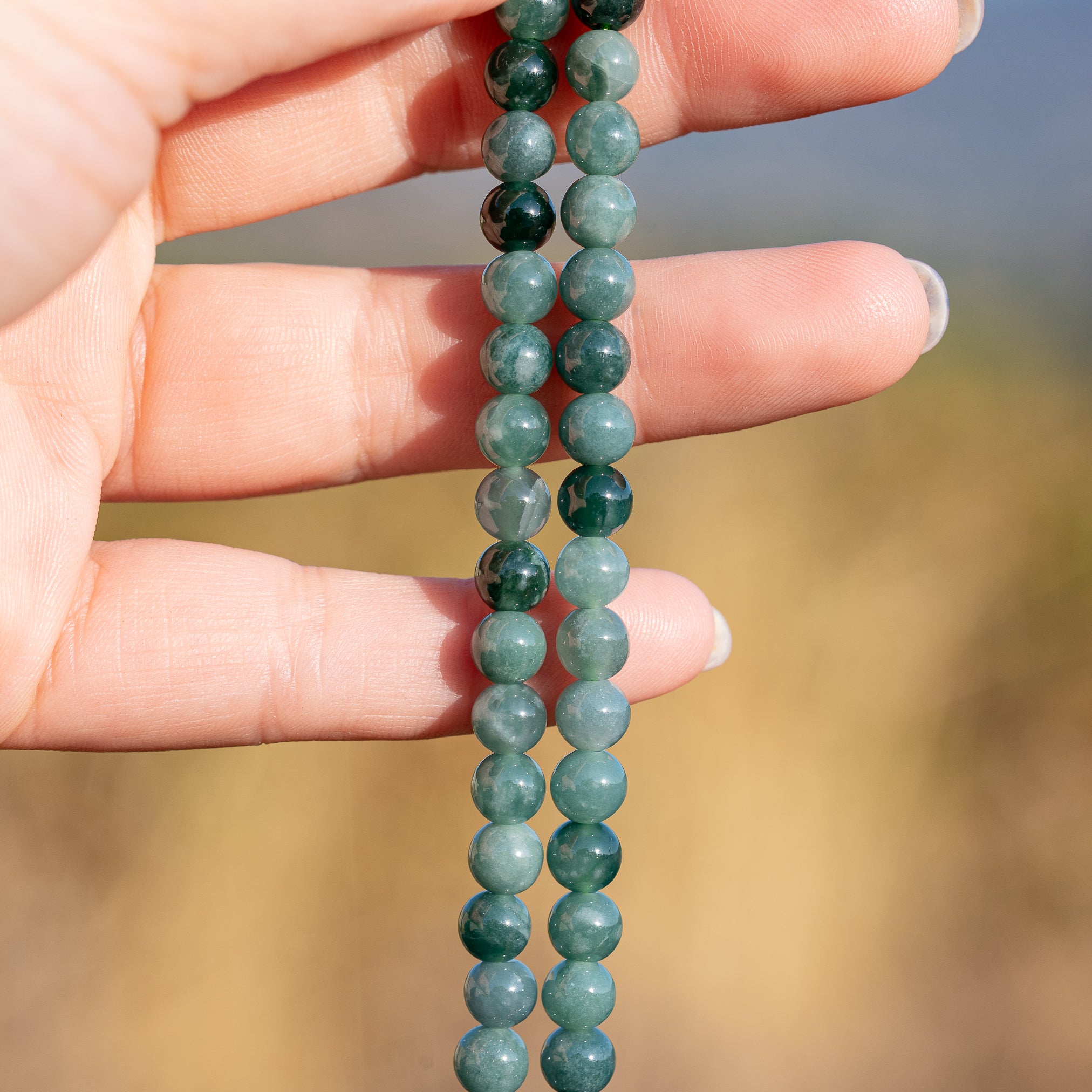 Perles rondes lisses de Jadeite sarcelle de 6,3 mm ( 1/2 rang de env 32 perles )