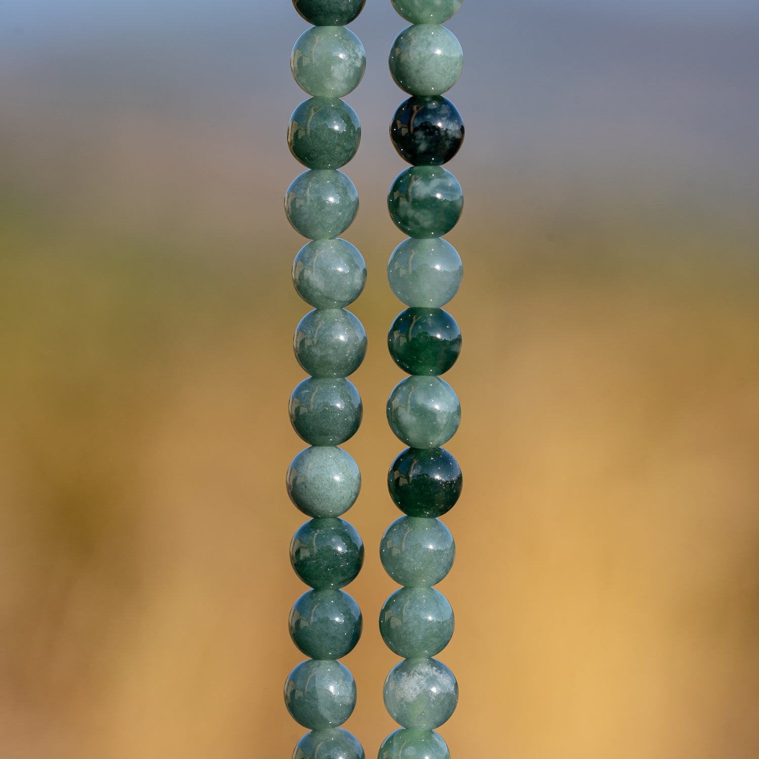 Perles rondes lisses de Jadeite sarcelle de 6,3 mm ( 1/2 rang de env 32 perles )