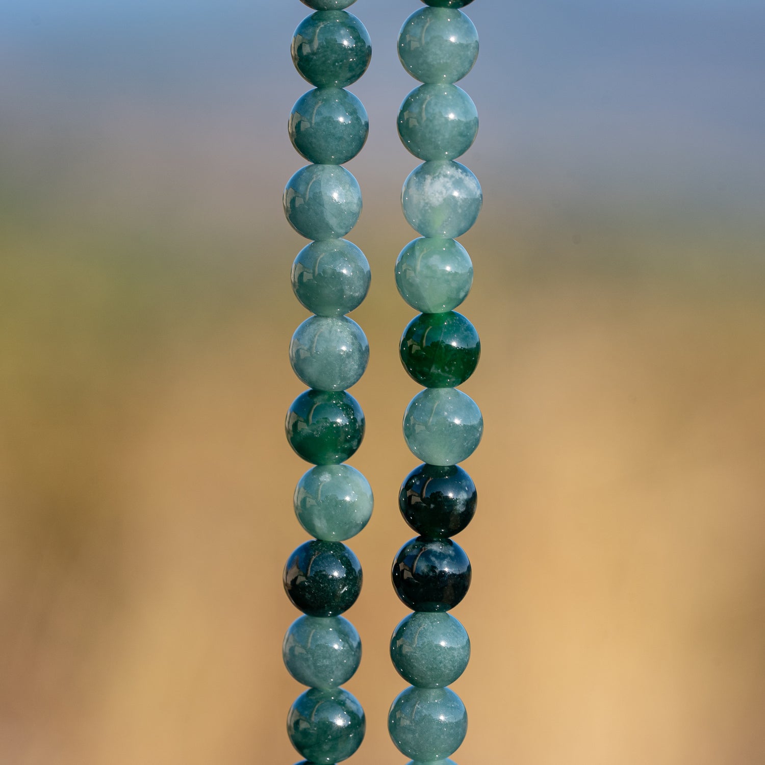 Perles rondes lisses de Jadeite sarcelle de 6,3 mm ( 1/2 rang de env 32 perles )