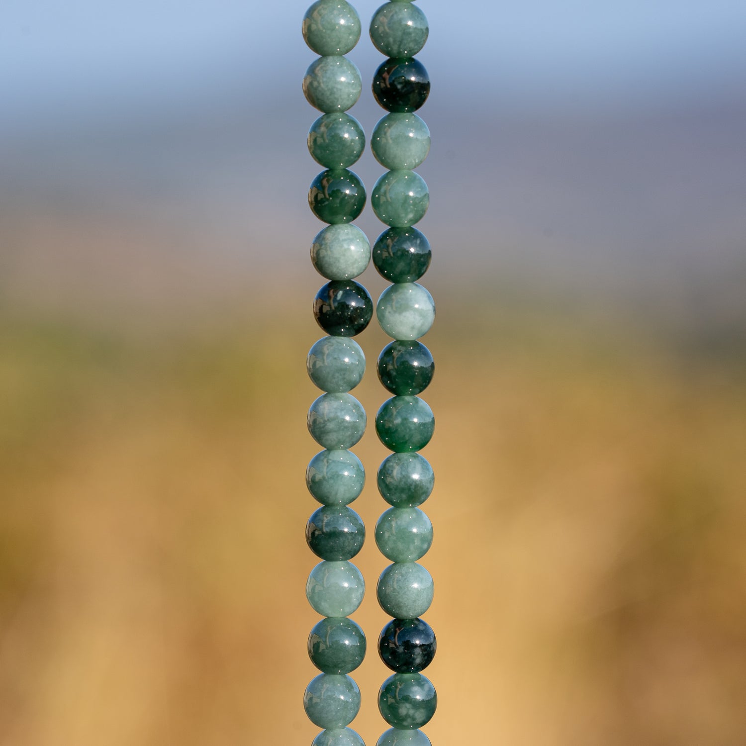 Perles rondes lisses de Jadeite sarcelle de 6,3 mm ( 1/2 rang de env 32 perles )