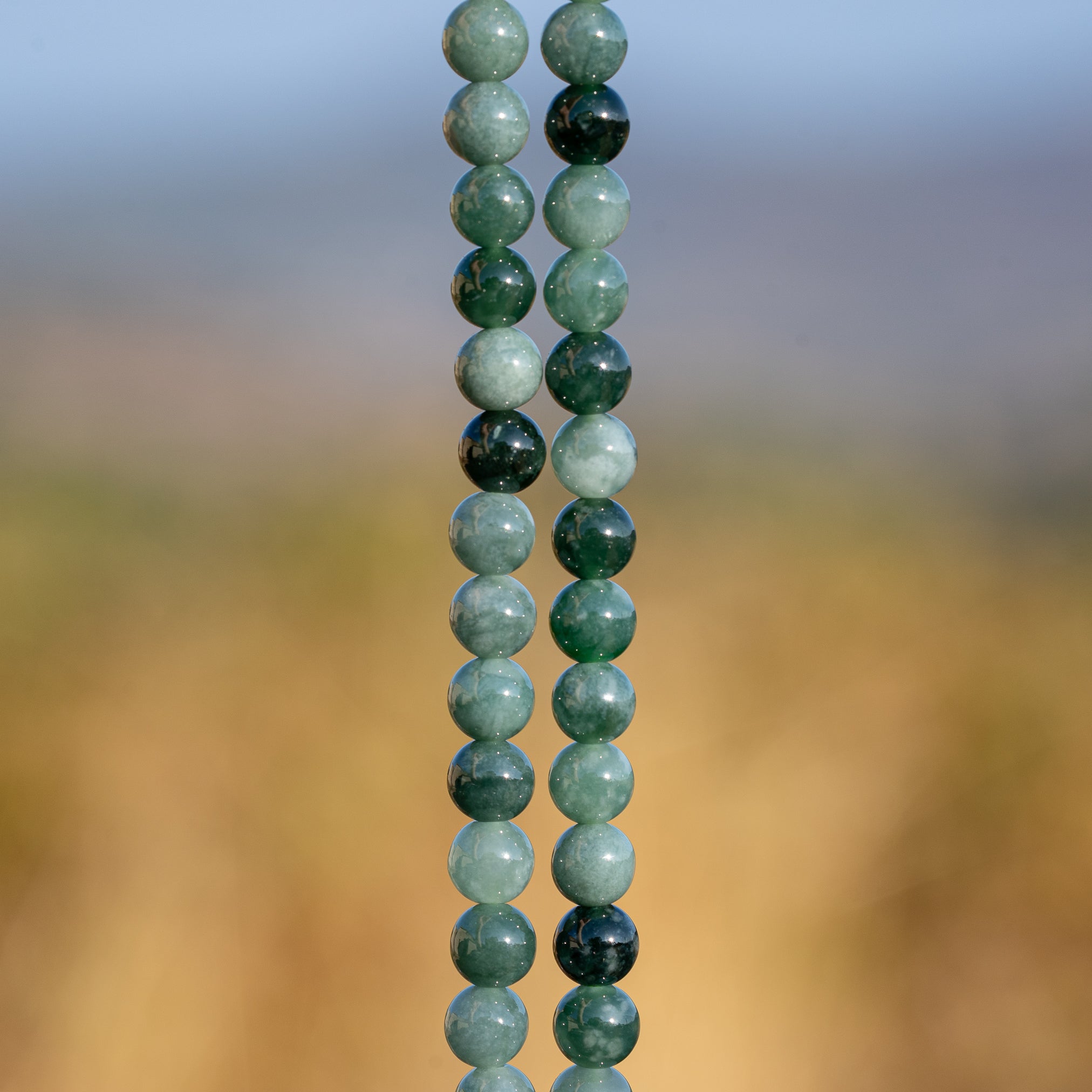 Perles rondes lisses de Jadeite sarcelle de 6,3 mm ( 1/2 rang de env 32 perles )