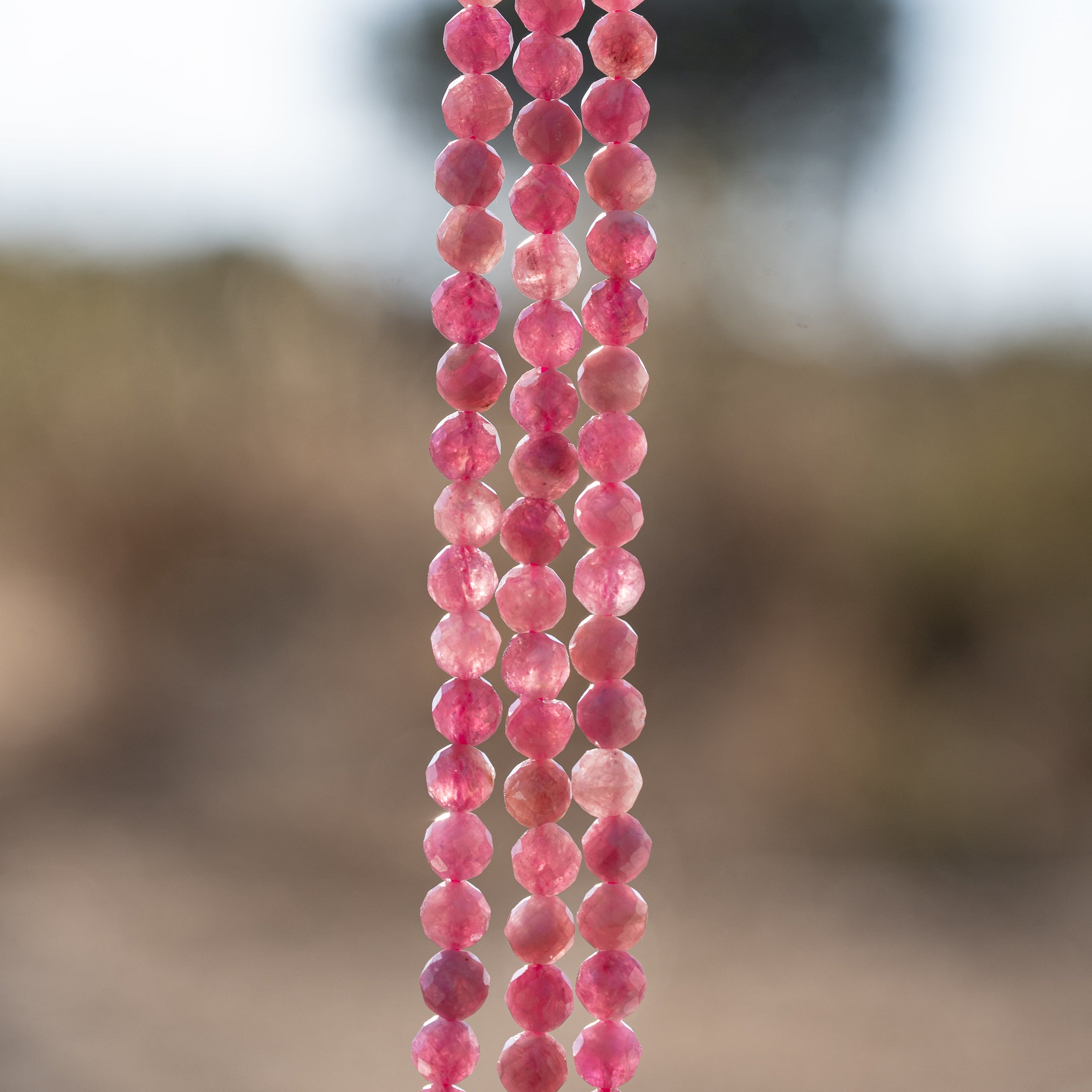 Perles rondes facettes de Tourmaline rose de 5,2 mm ( 1/2 rang de env 38 perles )