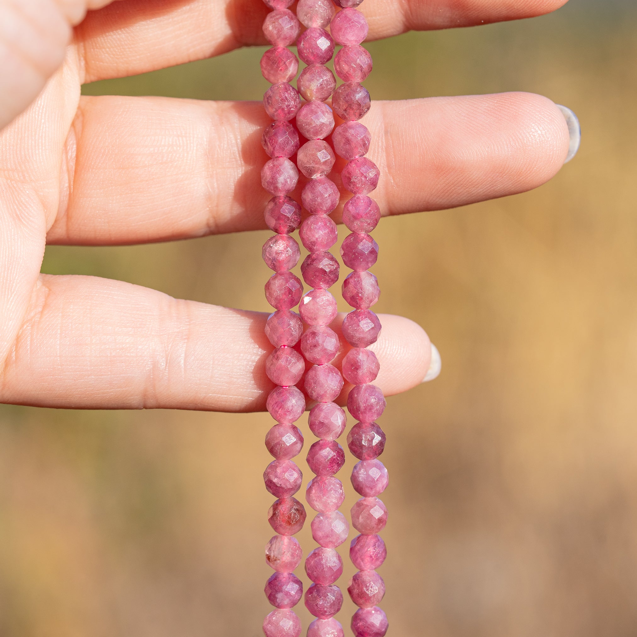 Perles rondes facettes de Tourmaline rose de 5,2 mm ( 1/2 rang de env 38 perles )