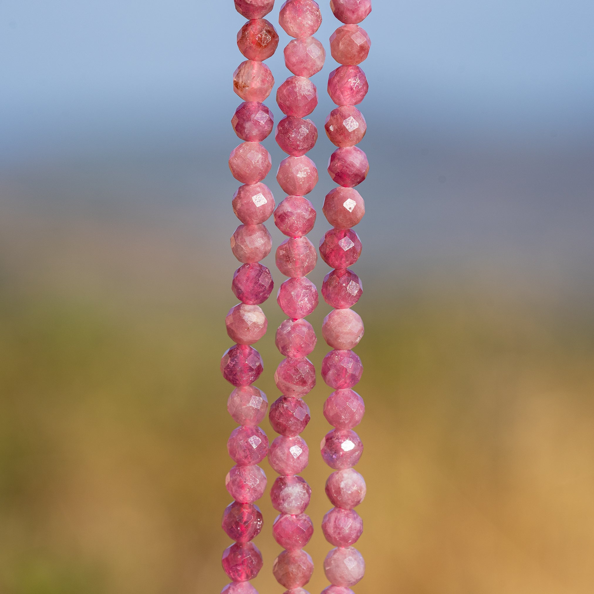 Perles rondes facettes de Tourmaline rose de 5,2 mm ( 1/2 rang de env 38 perles )