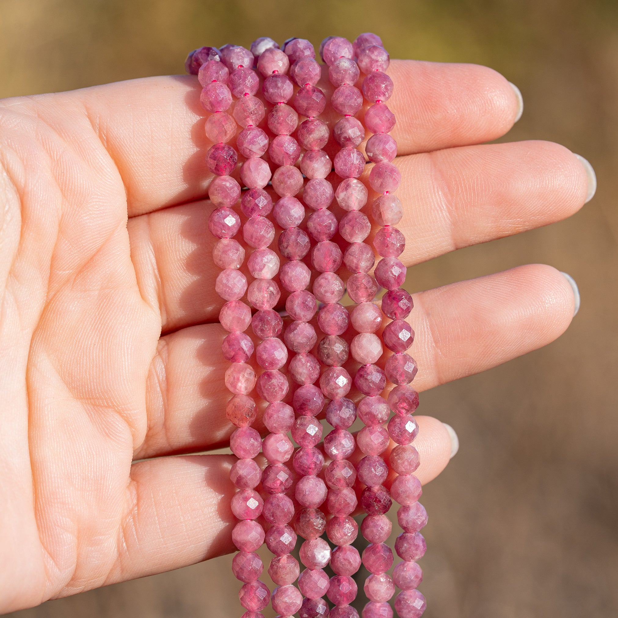 Perles rondes facettes de Tourmaline rose de 5,2 mm ( 1/2 rang de env 38 perles )