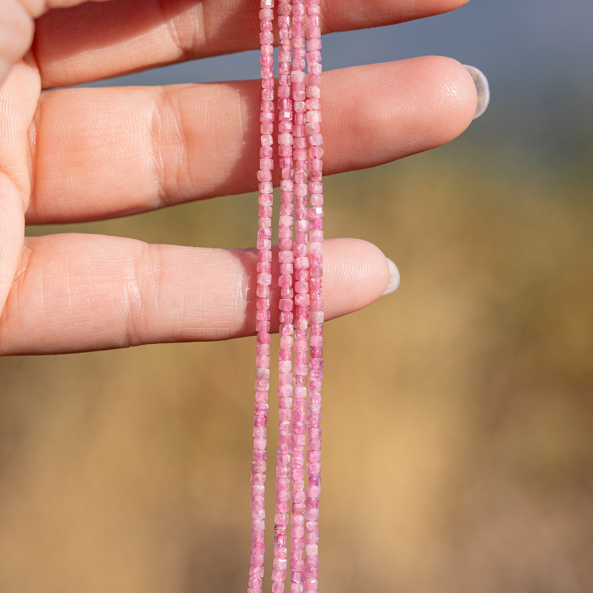 Perles cubes facettes de Tourmaline rose de 2 mm ( rang de env 232 perles )