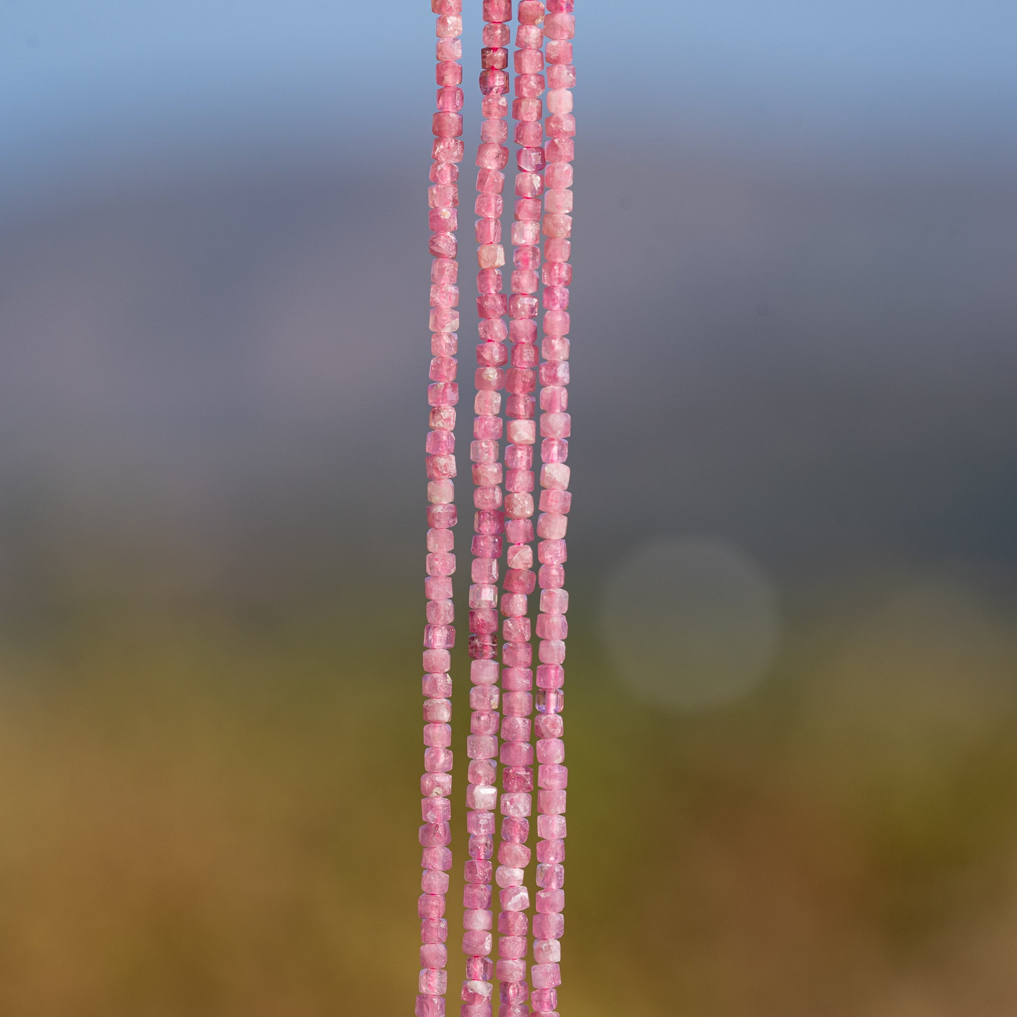 Perles cubes facettes de Tourmaline rose de 2 mm ( rang de env 232 perles )