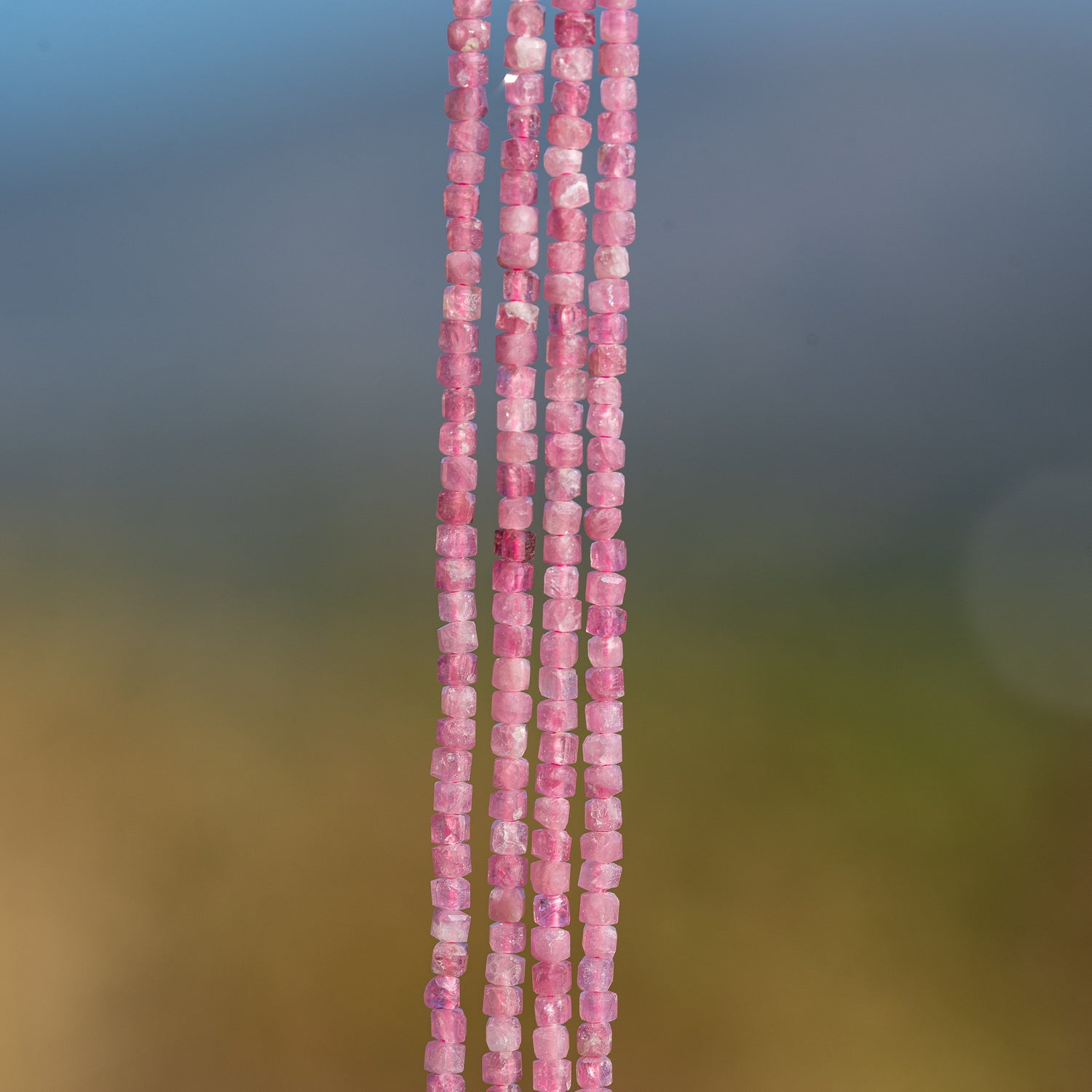 Perles cubes facettes de Tourmaline rose de 2 mm ( rang de env 232 perles )