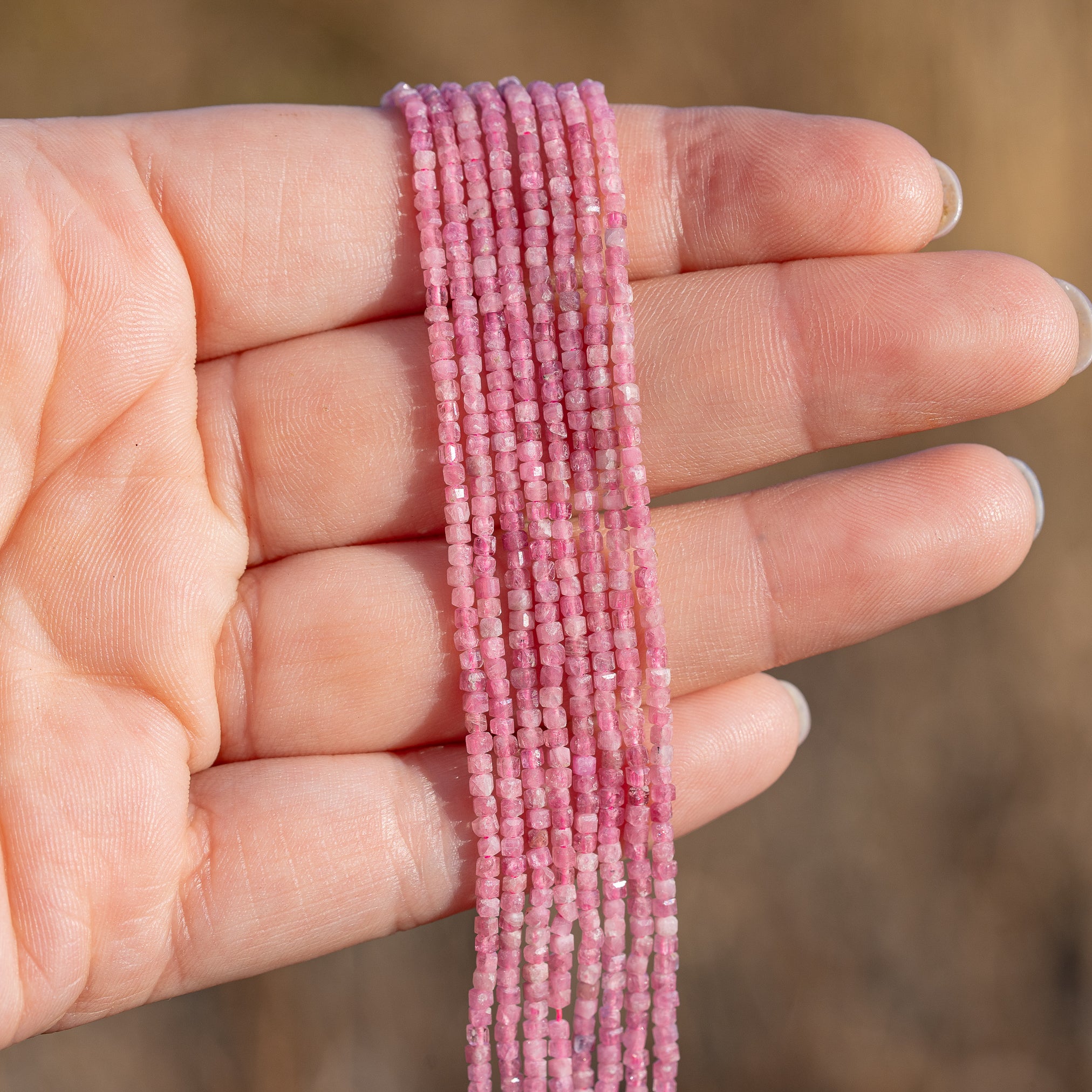 Perles cubes facettes de Tourmaline rose de 2 mm ( rang de env 232 perles )