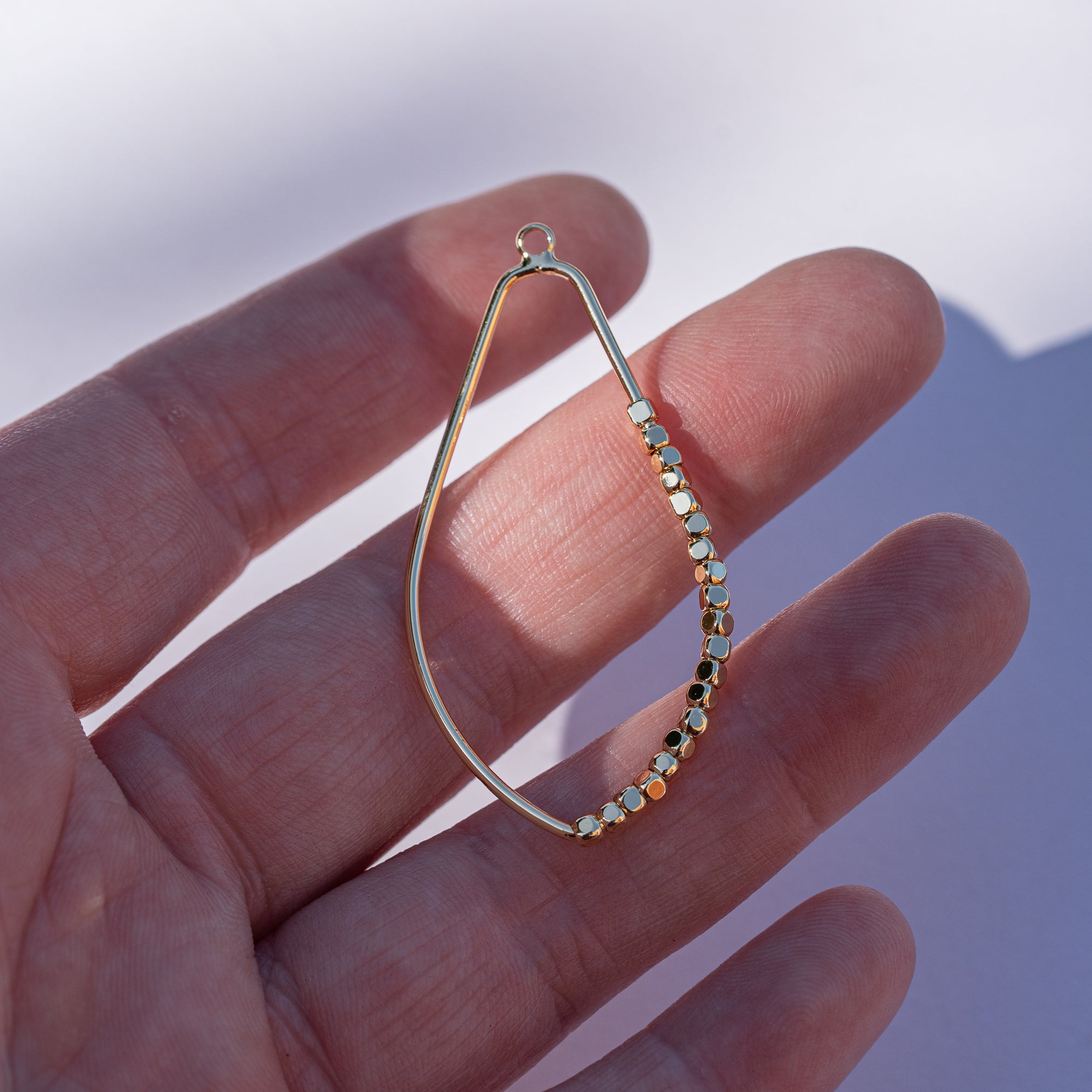 Breloque connecteur goutte perlée en laiton plaqué or 18k de 48 mm ( à l&
